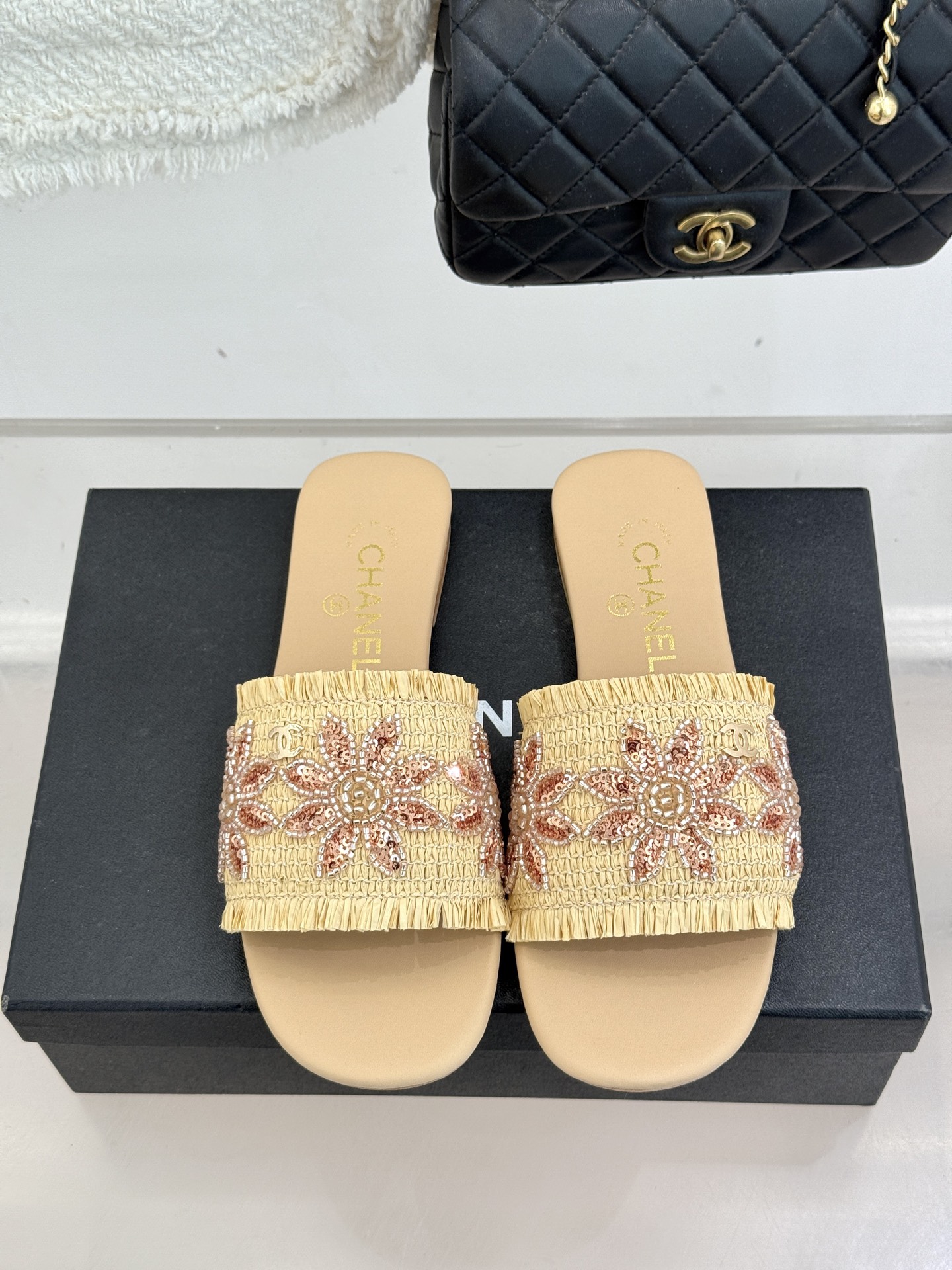 CHANE* ｜小香26C春夏新品编织双C平底拖鞋当双C标志遇上水钻与编织元素——这双拖鞋就是行走的高定