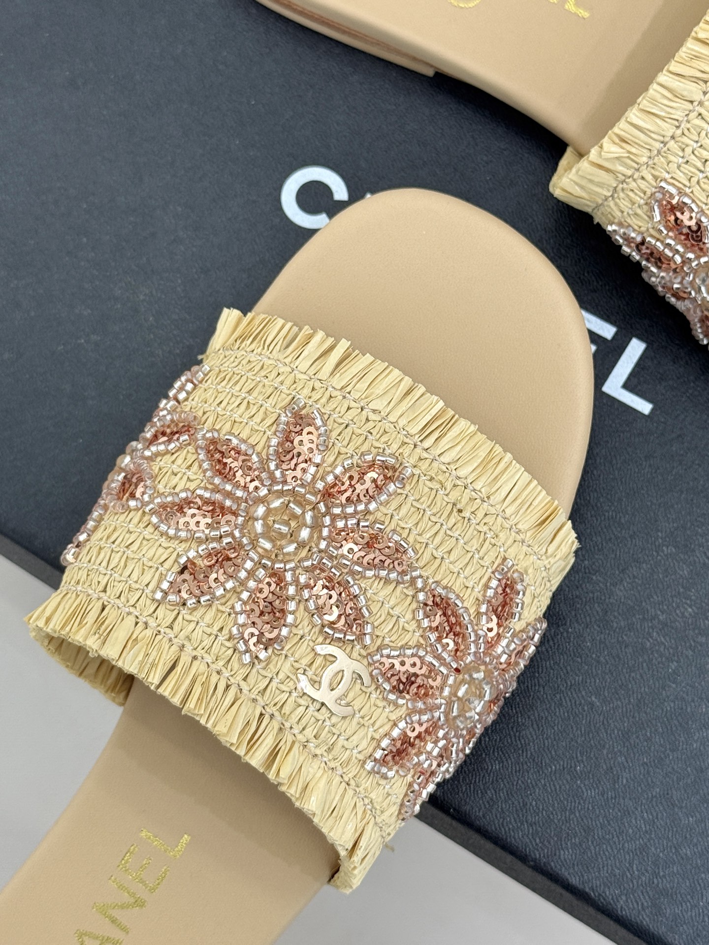CHANE* ｜小香26C春夏新品编织双C平底拖鞋当双C标志遇上水钻与编织元素——这双拖鞋就是行走的高定