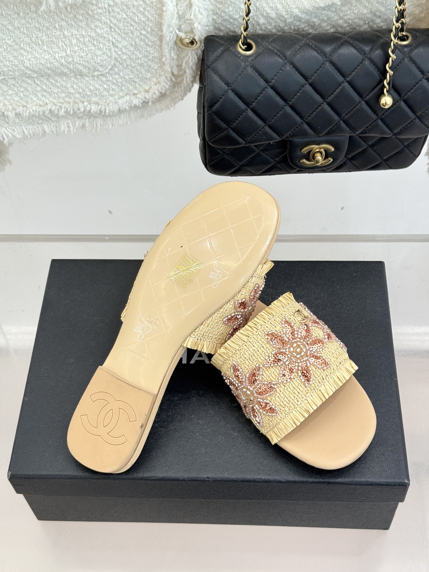 CHANE* ｜小香26C春夏新品编织双C平底拖鞋当双C标志遇上水钻与编织元素——这双拖鞋就是行走的高定