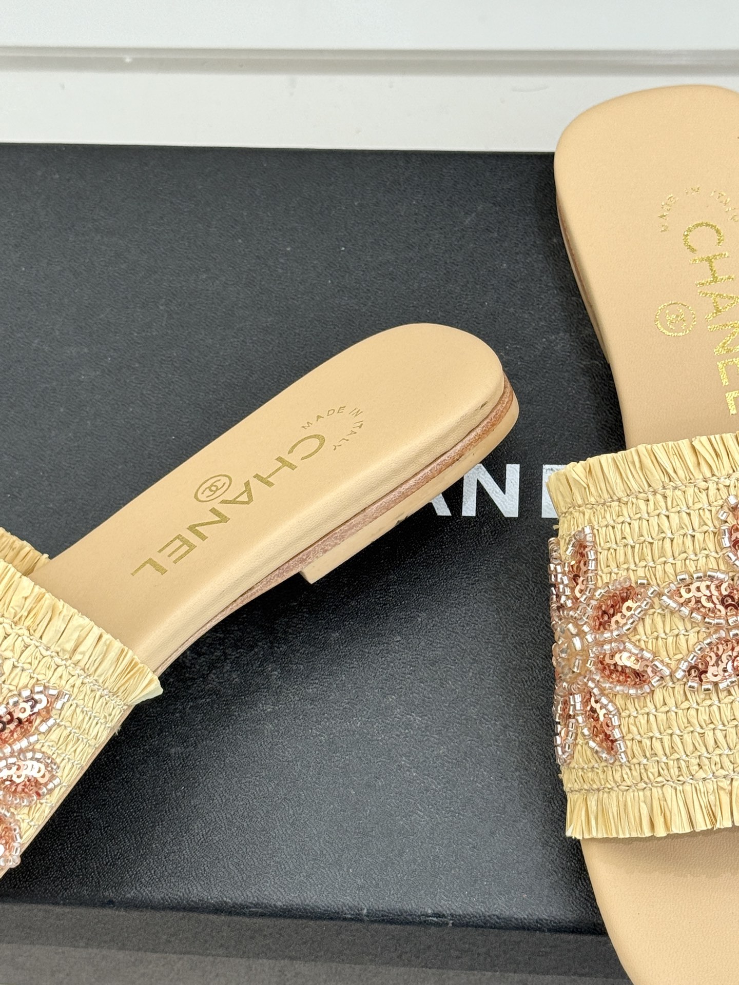 CHANE* ｜小香26C春夏新品编织双C平底拖鞋当双C标志遇上水钻与编织元素——这双拖鞋就是行走的高定