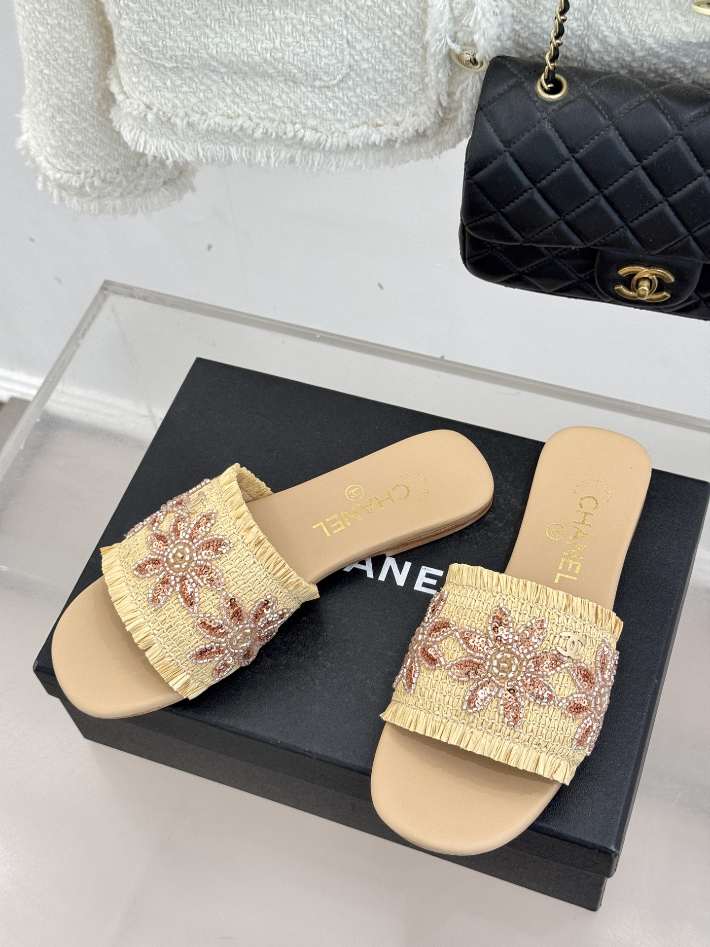 CHANE* ｜小香26C春夏新品编织双C平底拖鞋当双C标志遇上水钻与编织元素——这双拖鞋就是行走的高定