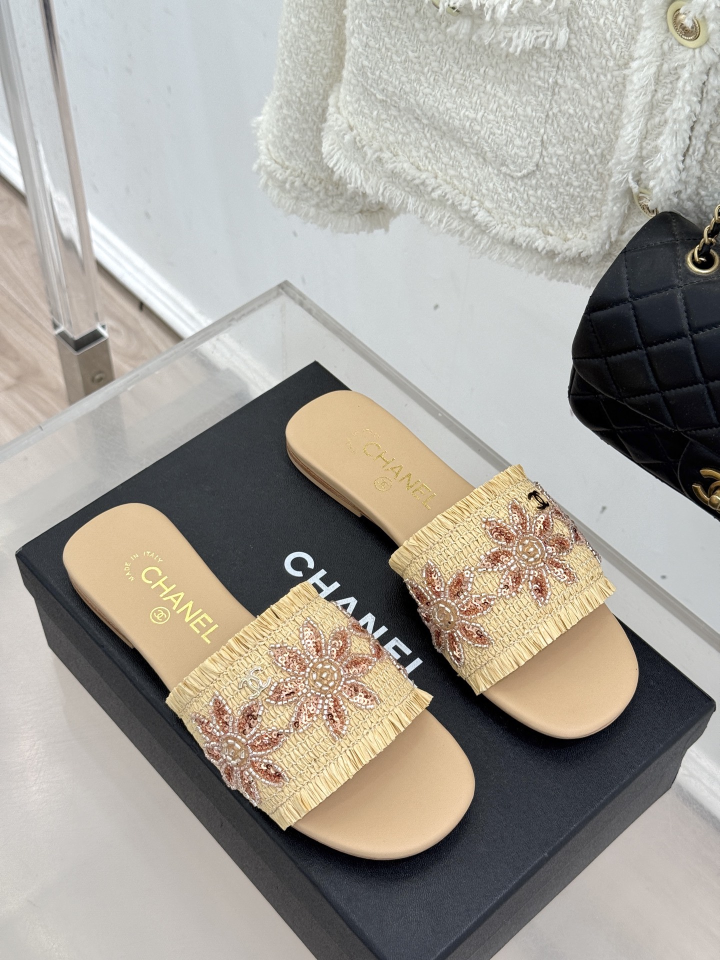 CHANE* ｜小香26C春夏新品编织双C平底拖鞋当双C标志遇上水钻与编织元素——这双拖鞋就是行走的高定