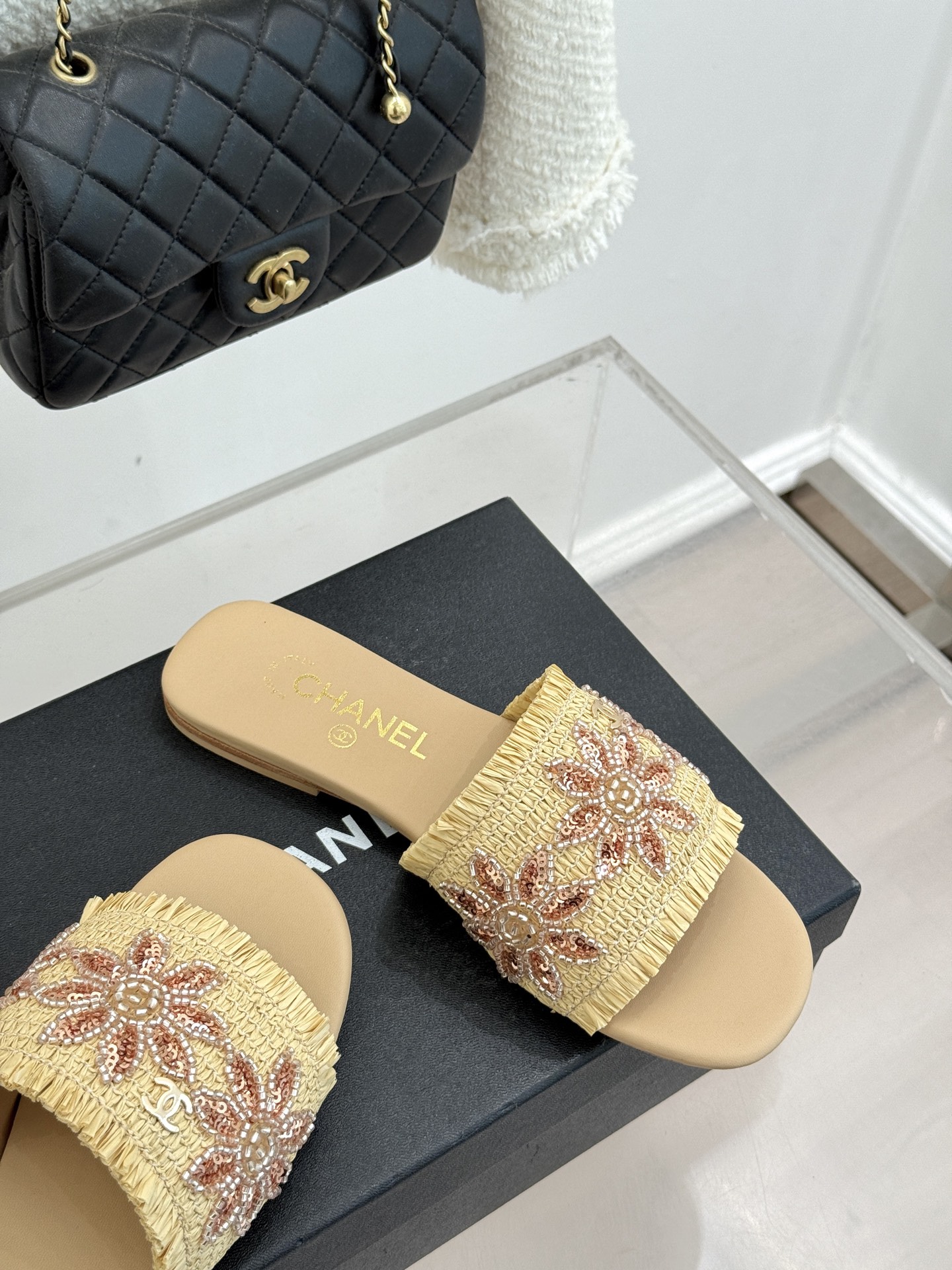 CHANE* ｜小香26C春夏新品编织双C平底拖鞋当双C标志遇上水钻与编织元素——这双拖鞋就是行走的高定