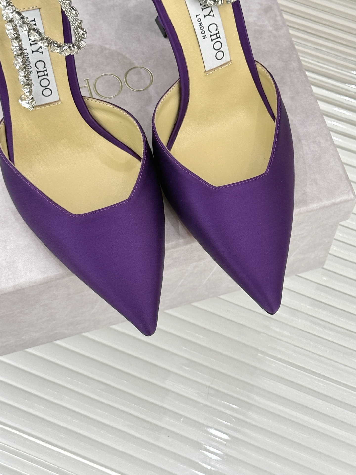 Jimmy Choo/吉米周经典水钻链条尖头真丝中空高跟凉鞋超绝的水钻链条 美到移不开视线水钻链条设计 