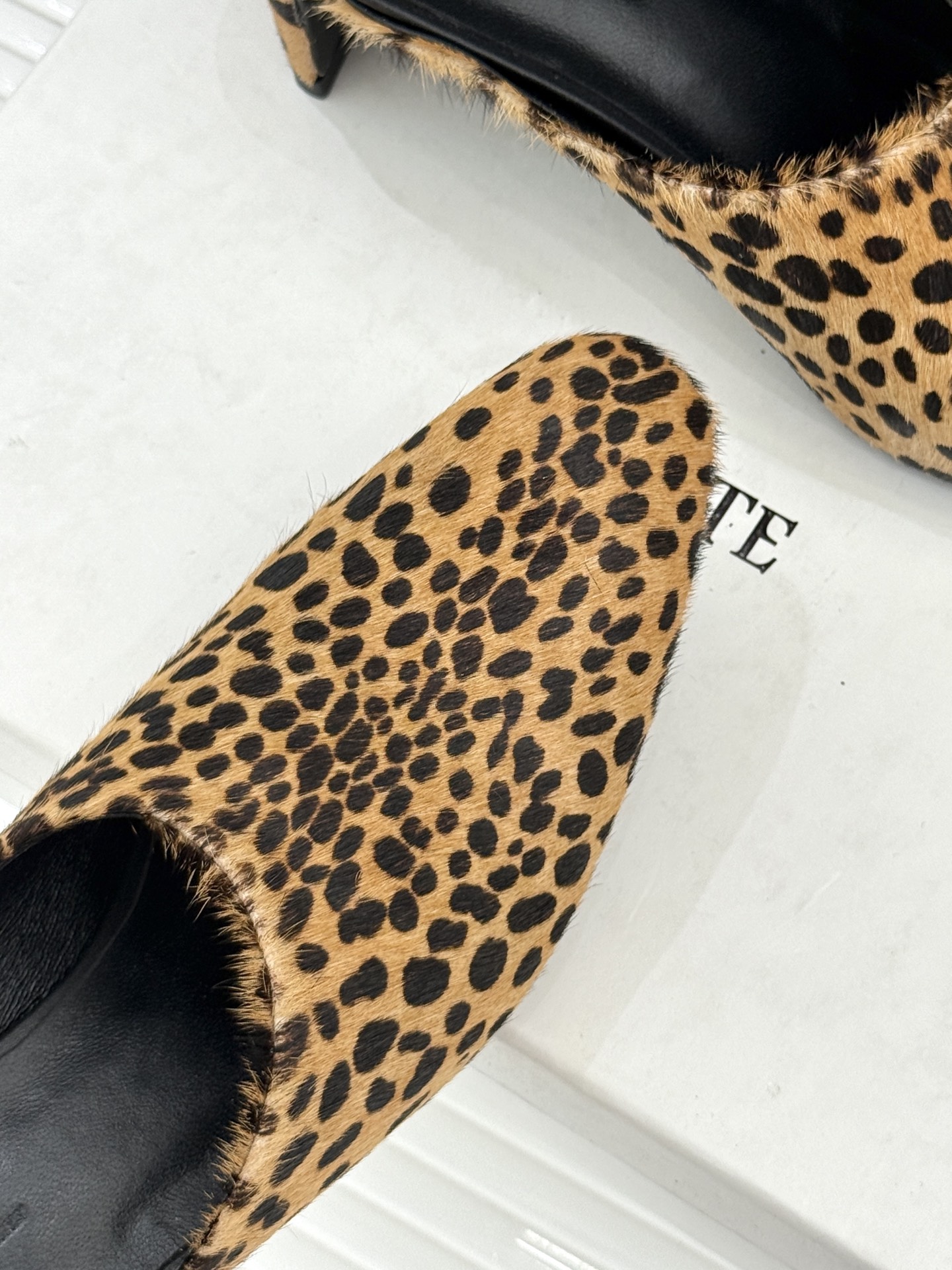 Khaite26WF早春新品极简包头穆勒高跟半拖鞋以极简笔触调和优雅与锋芒包头护趾藏温柔 利落高跟提气场