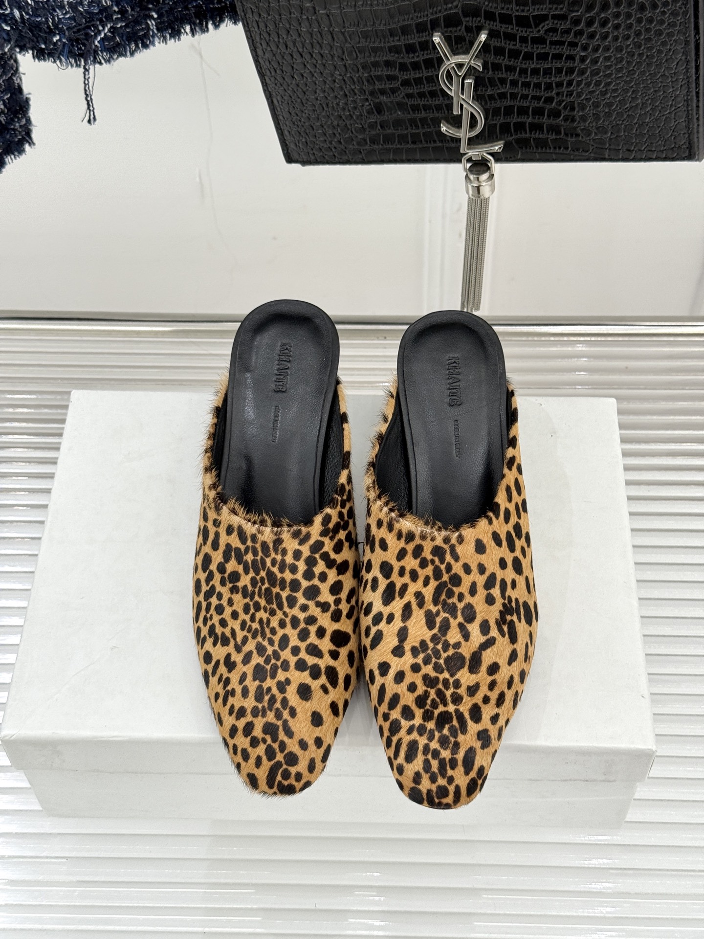 Khaite26WF早春新品极简包头穆勒高跟半拖鞋以极简笔触调和优雅与锋芒包头护趾藏温柔 利落高跟提气场