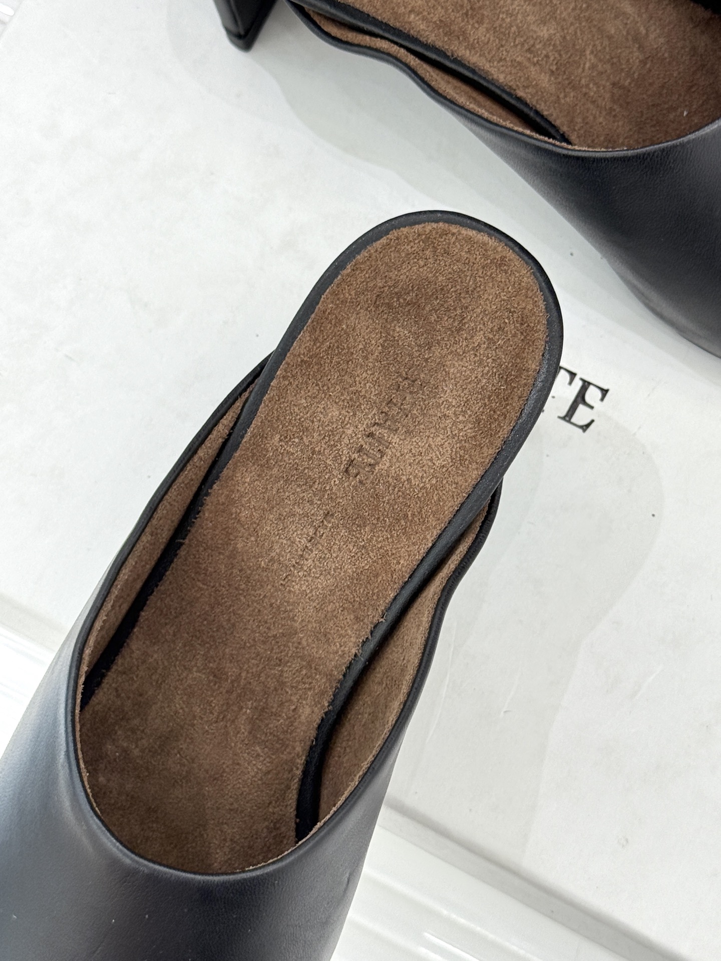 Khaite26WF早春新品极简包头穆勒高跟半拖鞋以极简笔触调和优雅与锋芒包头护趾藏温柔 利落高跟提气场