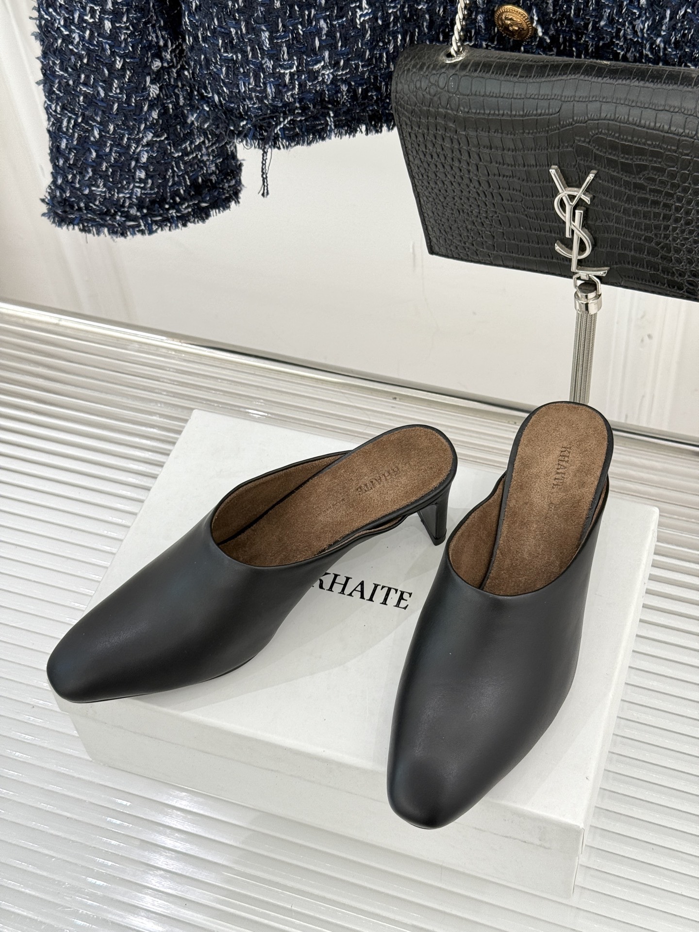 Khaite26WF早春新品极简包头穆勒高跟半拖鞋以极简笔触调和优雅与锋芒包头护趾藏温柔 利落高跟提气场