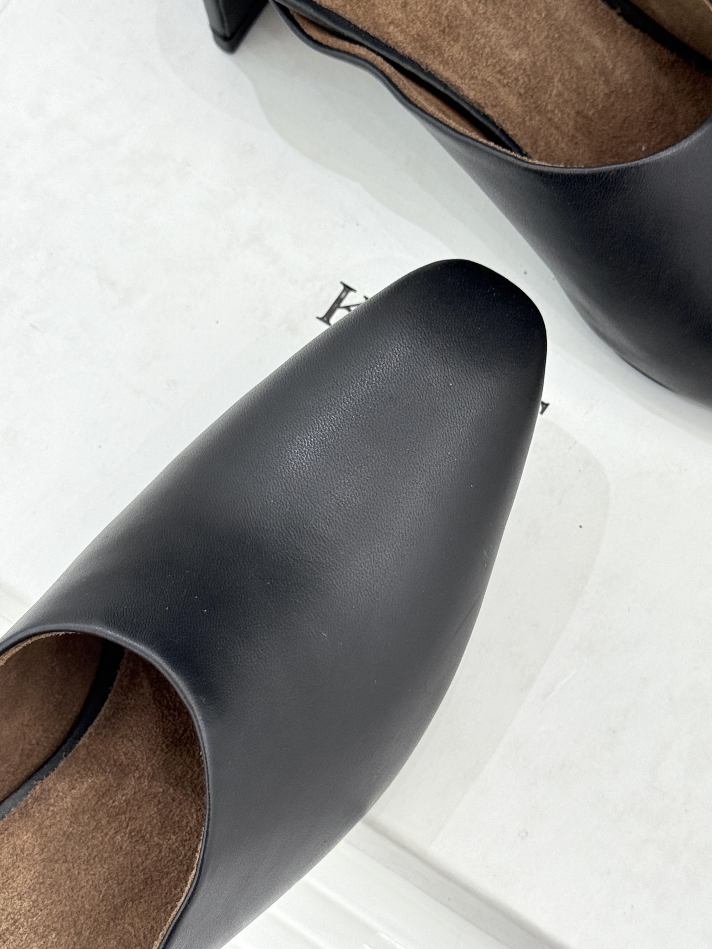 Khaite26WF早春新品极简包头穆勒高跟半拖鞋以极简笔触调和优雅与锋芒包头护趾藏温柔 利落高跟提气场