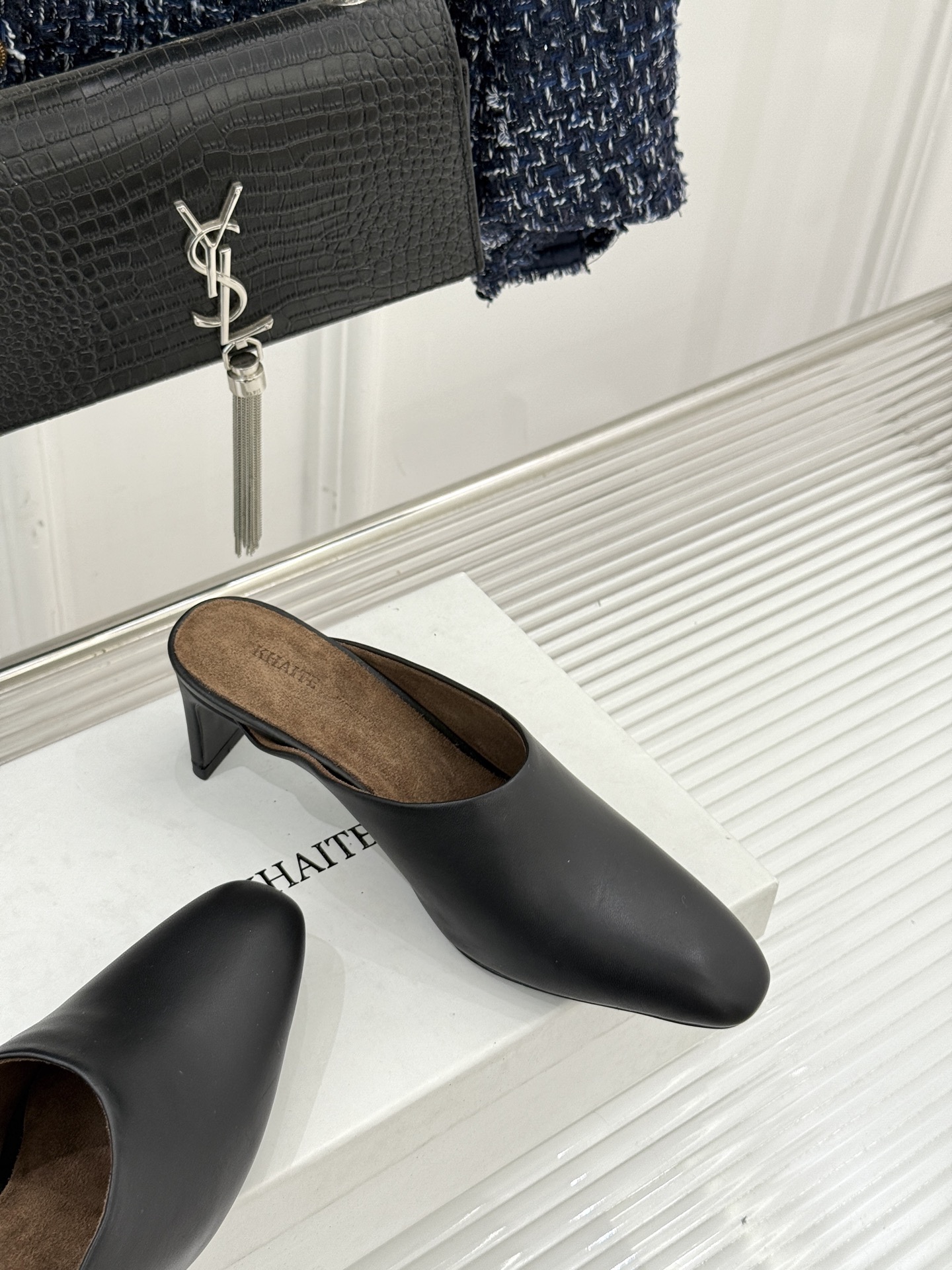 Khaite26WF早春新品极简包头穆勒高跟半拖鞋以极简笔触调和优雅与锋芒包头护趾藏温柔 利落高跟提气场