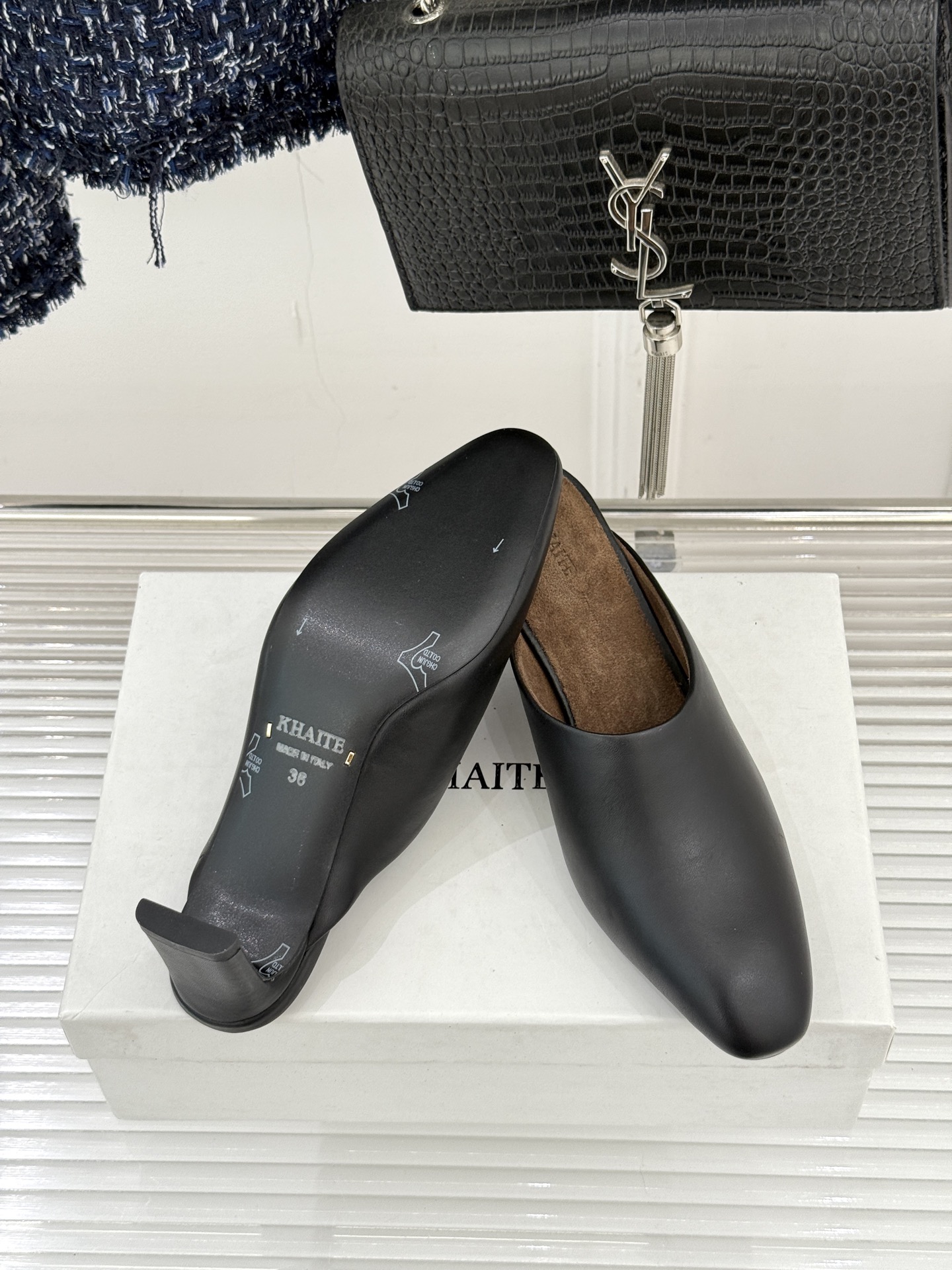 Khaite26WF早春新品极简包头穆勒高跟半拖鞋以极简笔触调和优雅与锋芒包头护趾藏温柔 利落高跟提气场