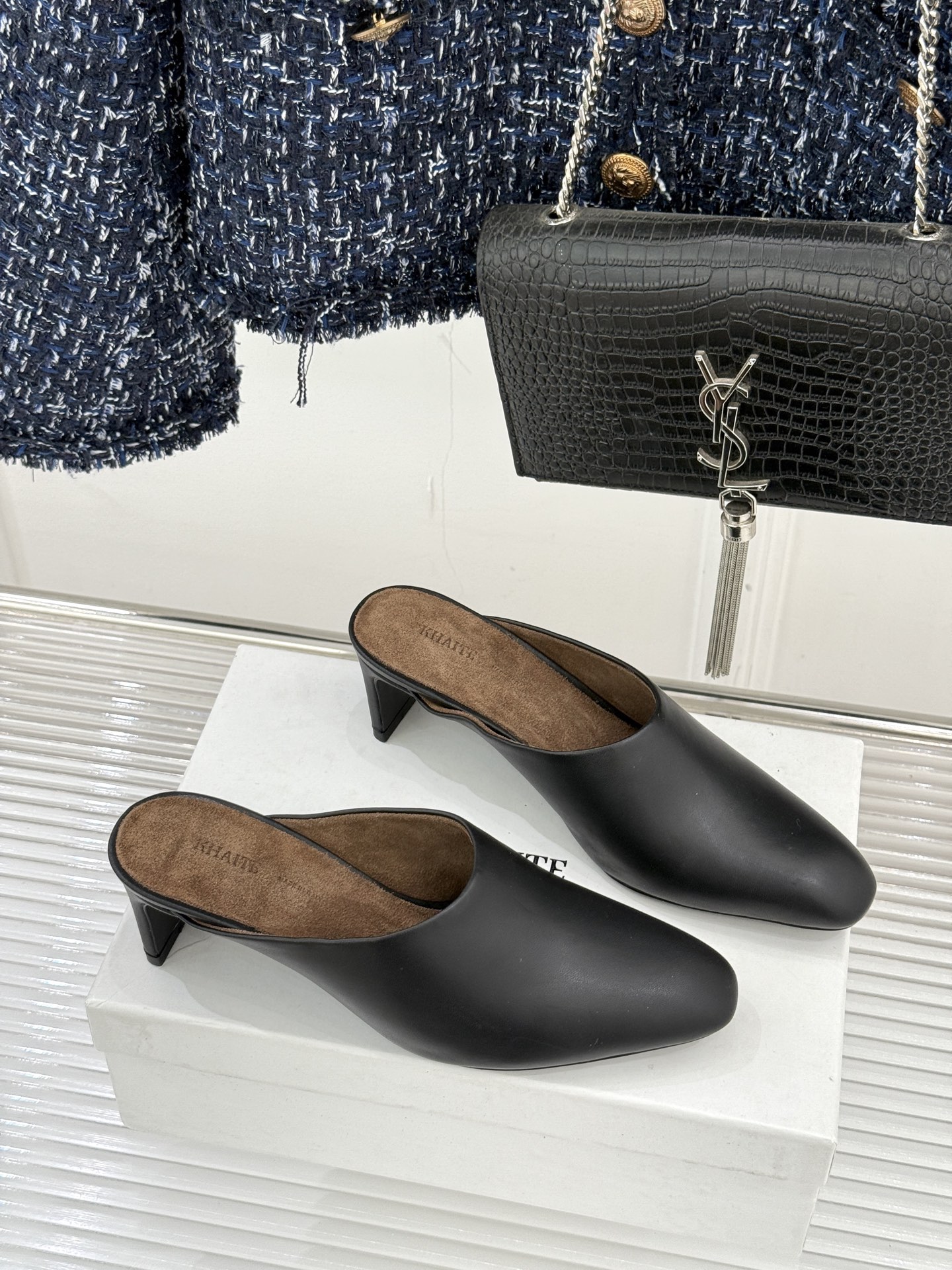 Khaite26WF早春新品极简包头穆勒高跟半拖鞋以极简笔触调和优雅与锋芒包头护趾藏温柔 利落高跟提气场