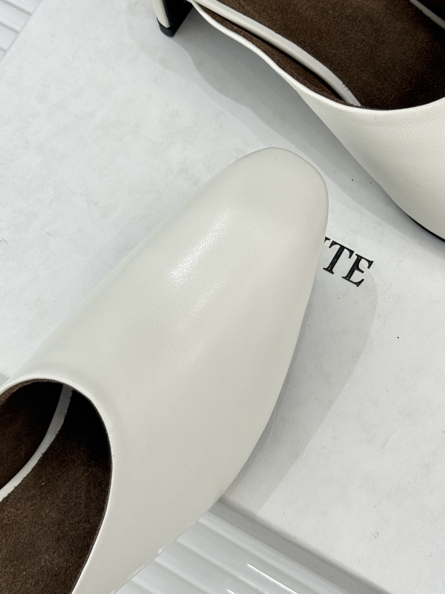 Khaite26WF早春新品极简包头穆勒高跟半拖鞋以极简笔触调和优雅与锋芒包头护趾藏温柔 利落高跟提气场