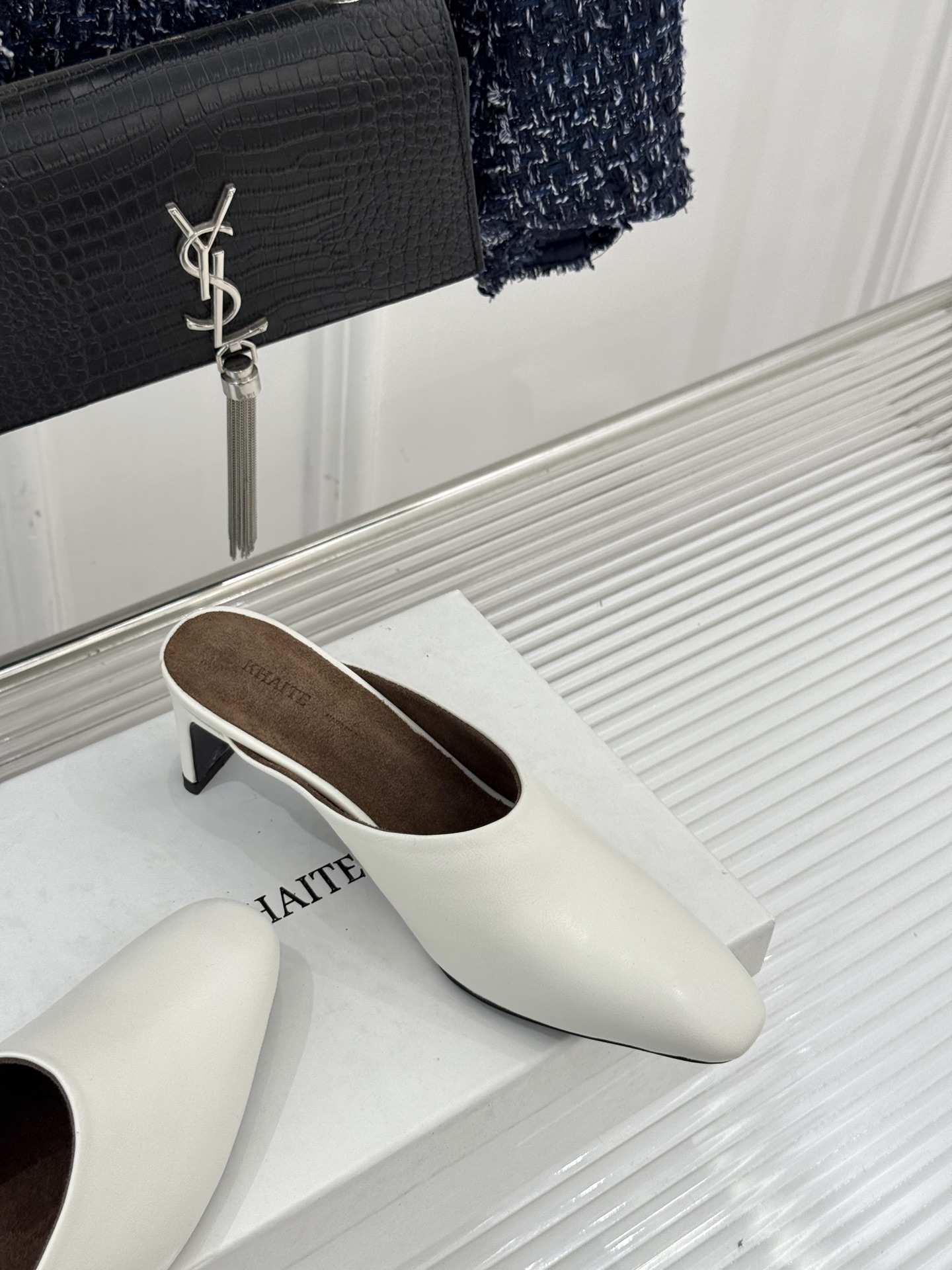 Khaite26WF早春新品极简包头穆勒高跟半拖鞋以极简笔触调和优雅与锋芒包头护趾藏温柔 利落高跟提气场