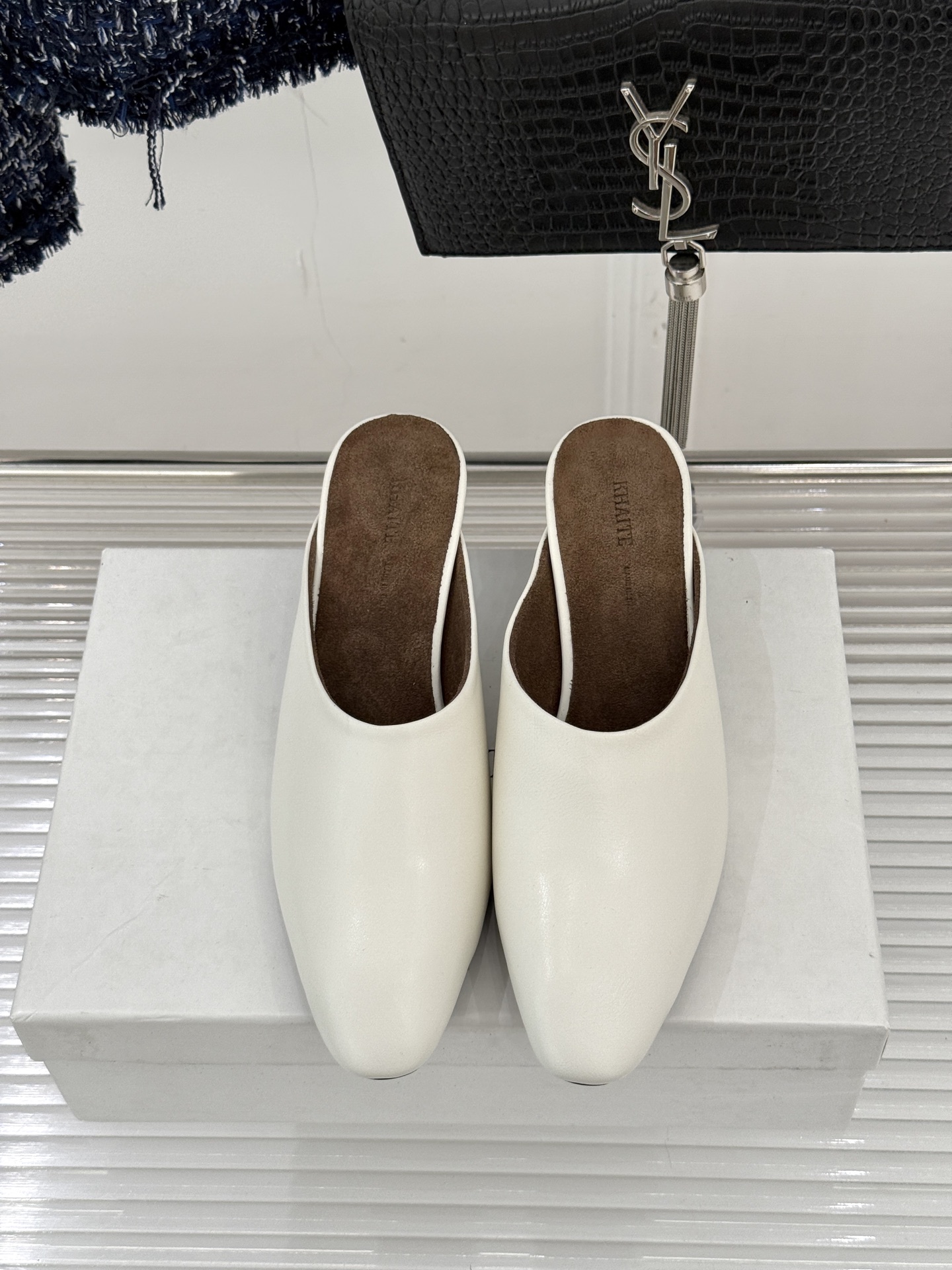 Khaite26WF早春新品极简包头穆勒高跟半拖鞋以极简笔触调和优雅与锋芒包头护趾藏温柔 利落高跟提气场