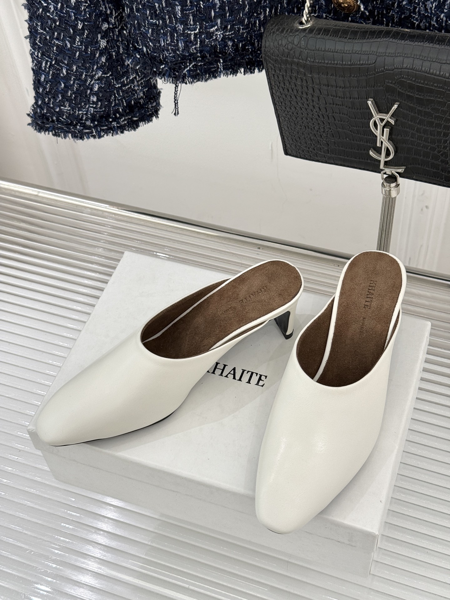 Khaite26WF早春新品极简包头穆勒高跟半拖鞋以极简笔触调和优雅与锋芒包头护趾藏温柔 利落高跟提气场