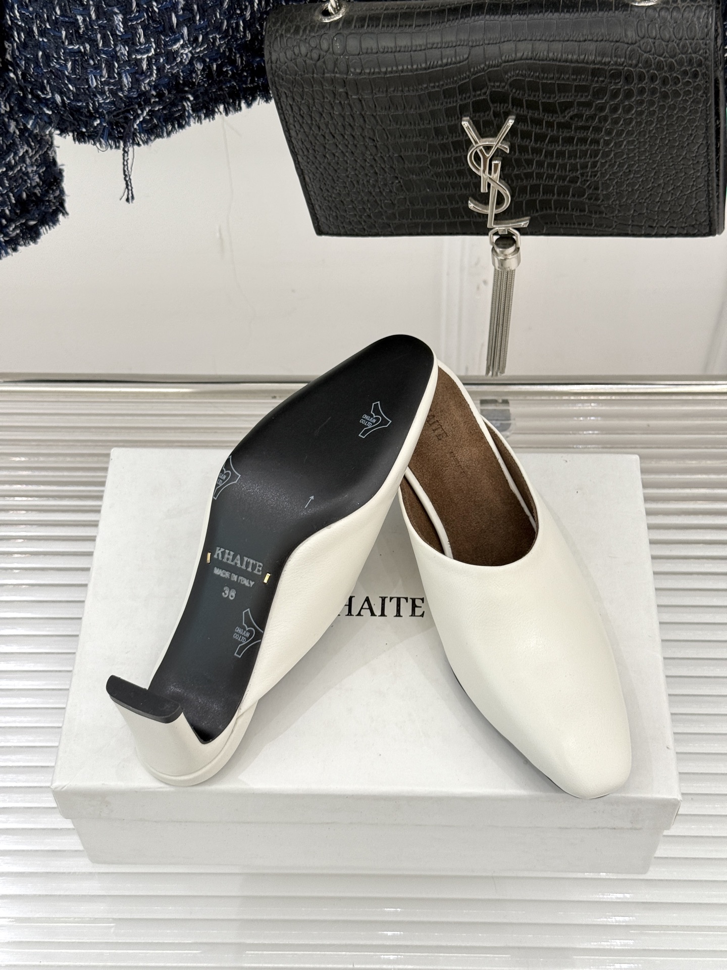 Khaite26WF早春新品极简包头穆勒高跟半拖鞋以极简笔触调和优雅与锋芒包头护趾藏温柔 利落高跟提气场