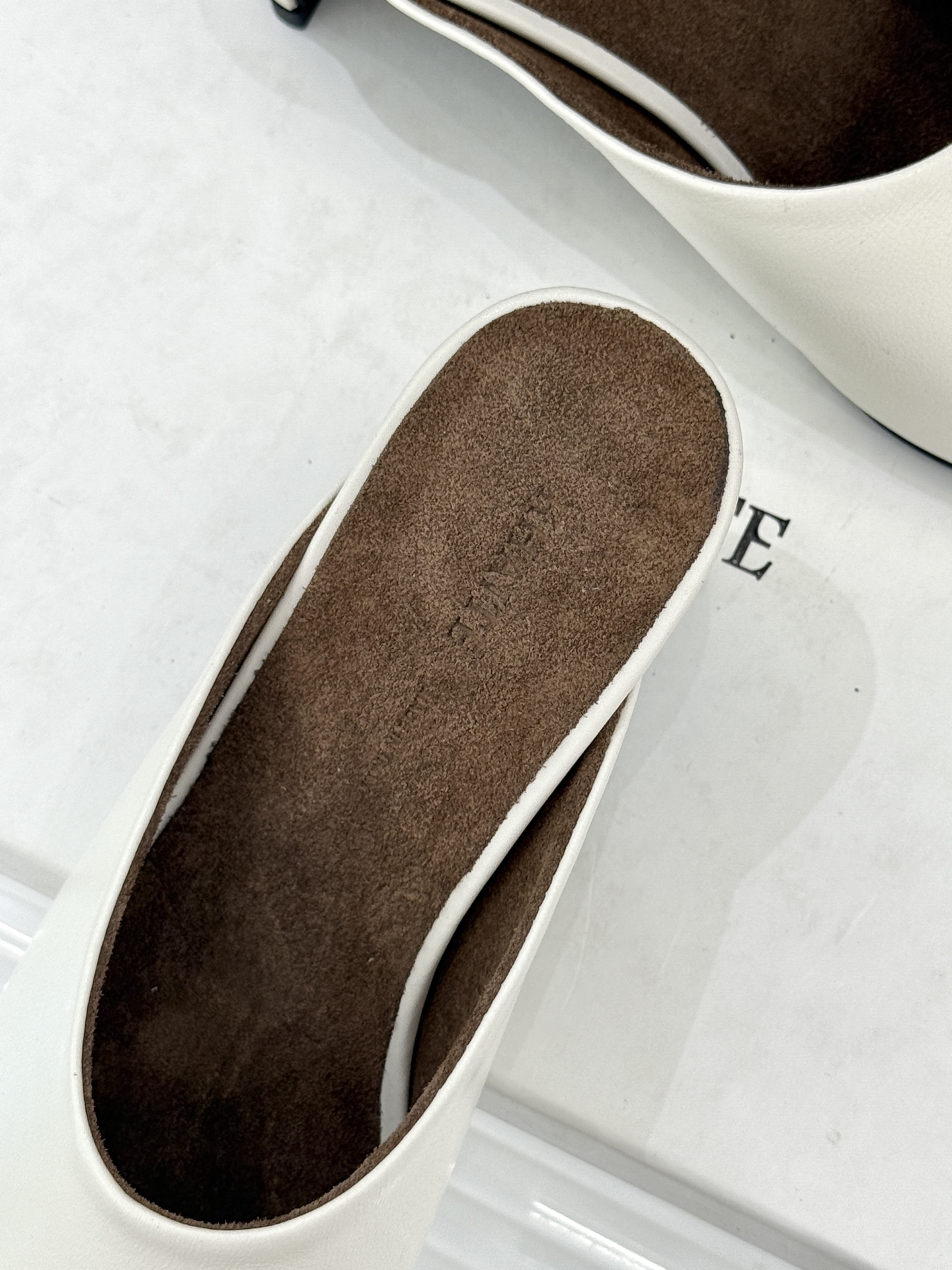 Khaite26WF早春新品极简包头穆勒高跟半拖鞋以极简笔触调和优雅与锋芒包头护趾藏温柔 利落高跟提气场