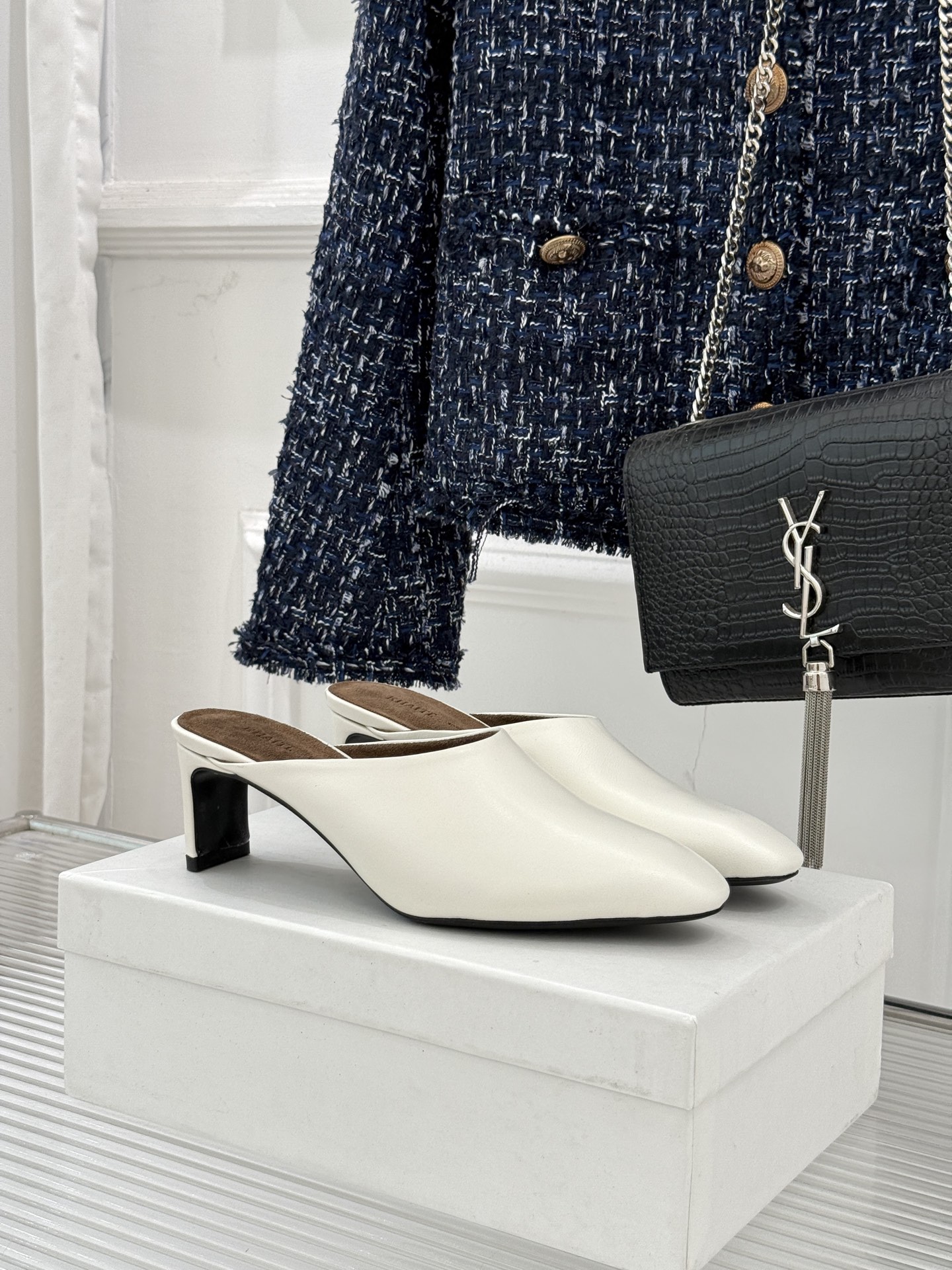 NO:707241,Khaite26WF's new early spring minimalist bag-toe mules, high-heeled half slippers, use minimalist touches to reconcile elegance and sharpness. The bag-toe protects the toes and hides gentleness. The neat high heels enhance the aura. The golden proportion of high heels elongates the leg line, blending American simplicity and French laziness. It is the texture that modern women's wardrobe needs. The fabric is made of original customized leather, and the lining and toes are all sheepskin. The genuine leather outsole imported from Italy.  size35-39 (40/41), half-slip heels, high heels, slippers, sheepskin, gold, Leather soles19860909Khaite26WF早春新品极简包头穆勒 高跟半拖鞋 以极简笔触调和优雅与锋芒 包头护趾藏温柔 利落高跟提气场 高跟黄金比例拉长腿线, 将美式简约与法式慵懒相融 是现代女性衣橱的质感刚需. 面料采用原版定制皮料 内里踮脚均为羊皮 意大利进口真皮大底 size35-39（40/41）,半拖高跟鞋,high heels,slippers,sheepskin,gold,Leather soles,Women's Shoes