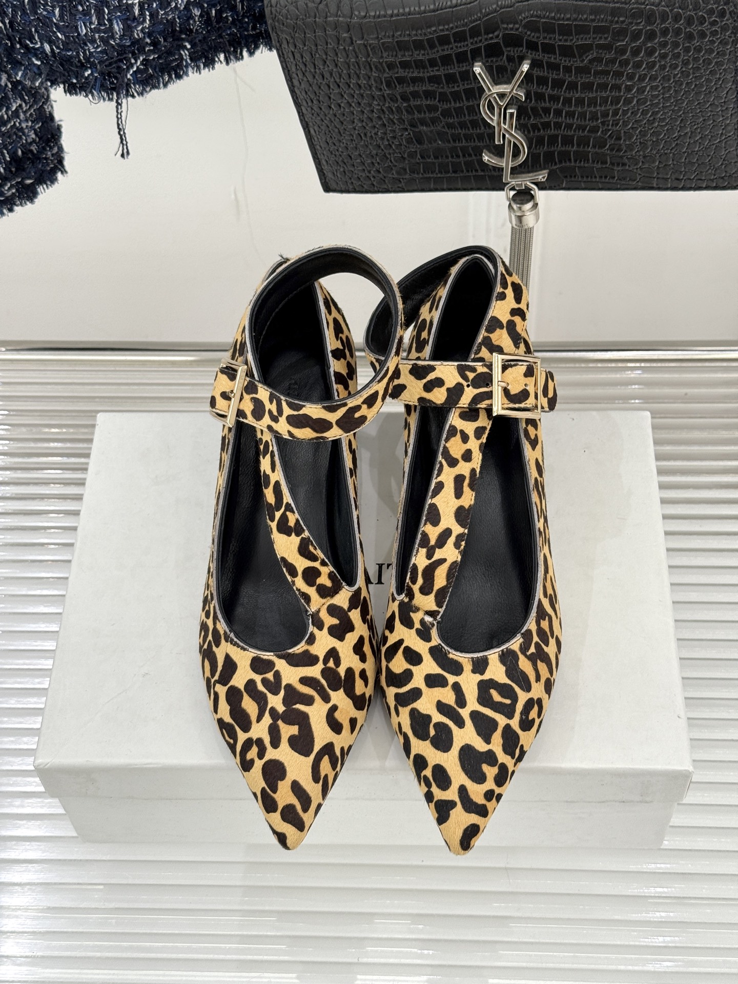 Khaite26WF新品马毛尖头猫跟单鞋以美式极简勾勒矜贵锋芒天然马毛自带细腻绒光利落尖头拉长腿部线条黄