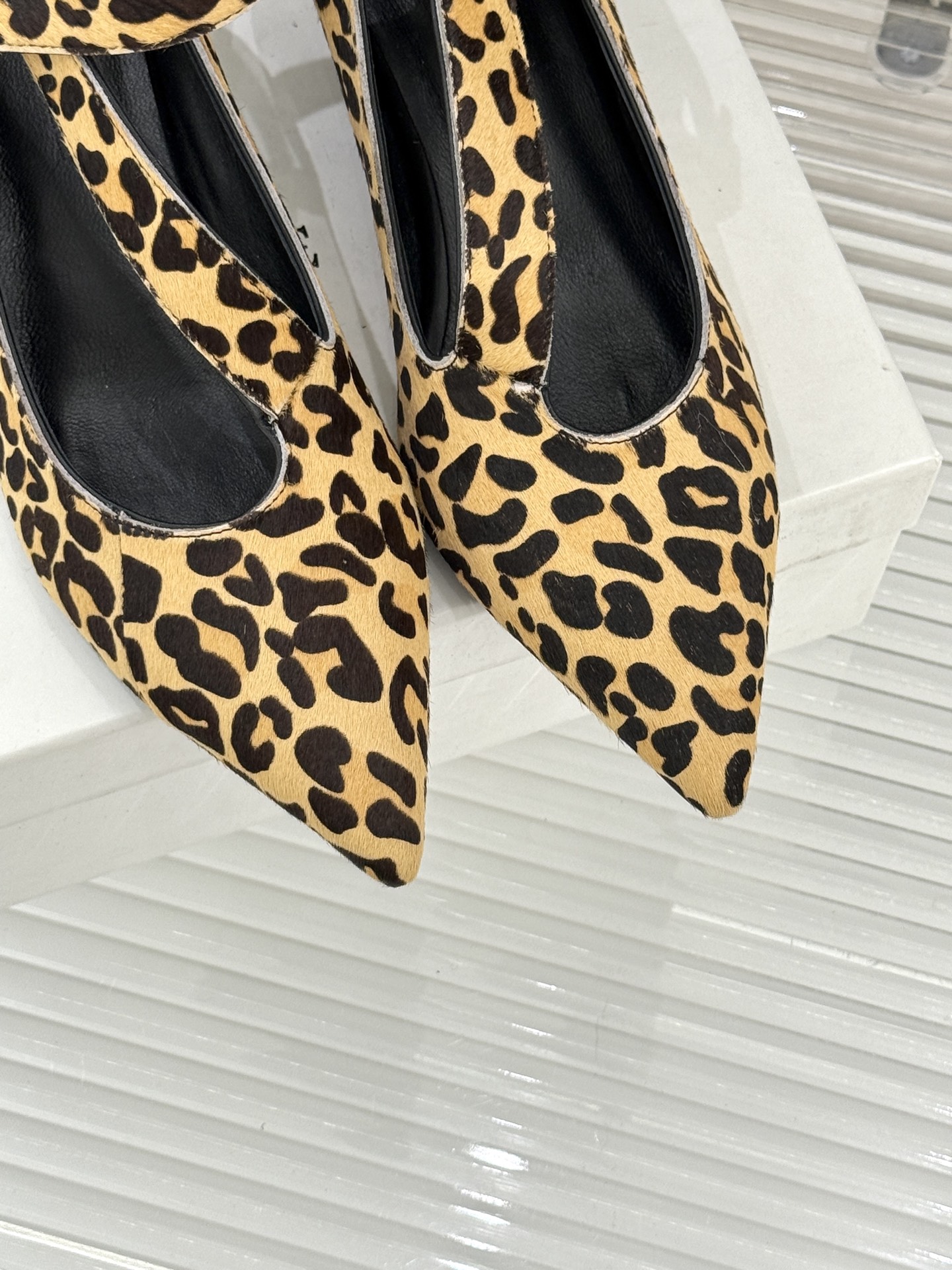 Khaite26WF新品马毛尖头猫跟单鞋以美式极简勾勒矜贵锋芒天然马毛自带细腻绒光利落尖头拉长腿部线条黄