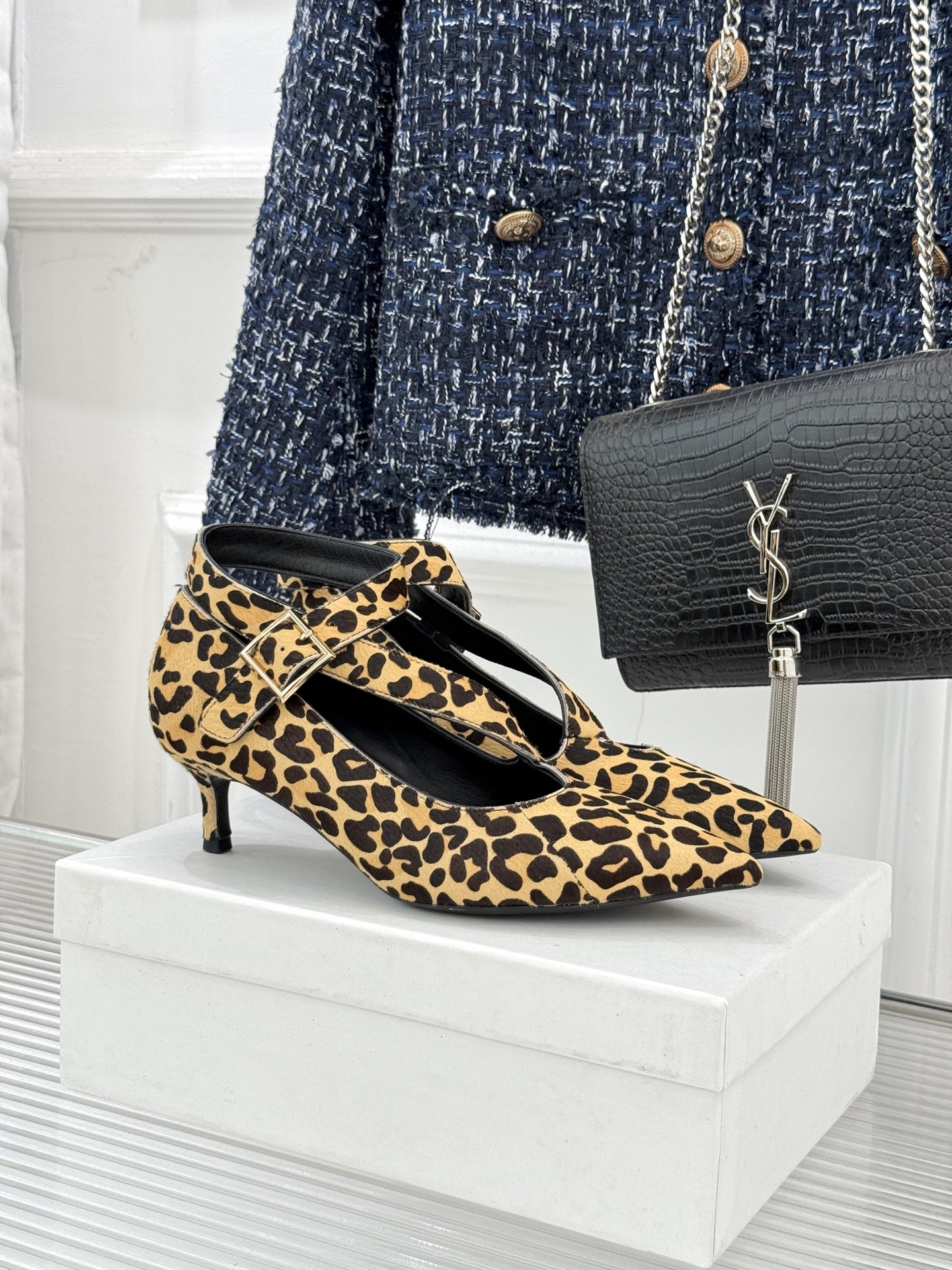 NO:707238,Khaite26WF's new horse hair pointed toe cat heel shoes use American minimalism to outline a noble edge. Natural horse hair has its own delicate velvet. The neat pointed toe elongates the leg line. The gold cat heel hides the aura without losing comfort. It perfectly interprets the quiet high-end texture. It is the style armor of urban women. The fabric is made of original customized horse hair. The lining is made of sheepskin. The genuine leather outsole imported from Italy.  size35-39 (40/41), single shoes, sheepskin, gold, Leather soles19860909Khaite26WF新品马毛尖头 猫跟单鞋 以美式极简勾勒矜贵锋芒 天然马毛自带细腻绒光 利落尖头拉长腿部线条 黄金猫跟藏起气场却不丢舒适, 完美诠释不动声色的高阶质感 是都市女性的风格铠甲. 面料采用原版定制马毛 内里踮脚均为羊皮 意大利进口真皮大底 size35-39（40/41）,单鞋,sheepskin,gold,Leather soles,Women's Shoes