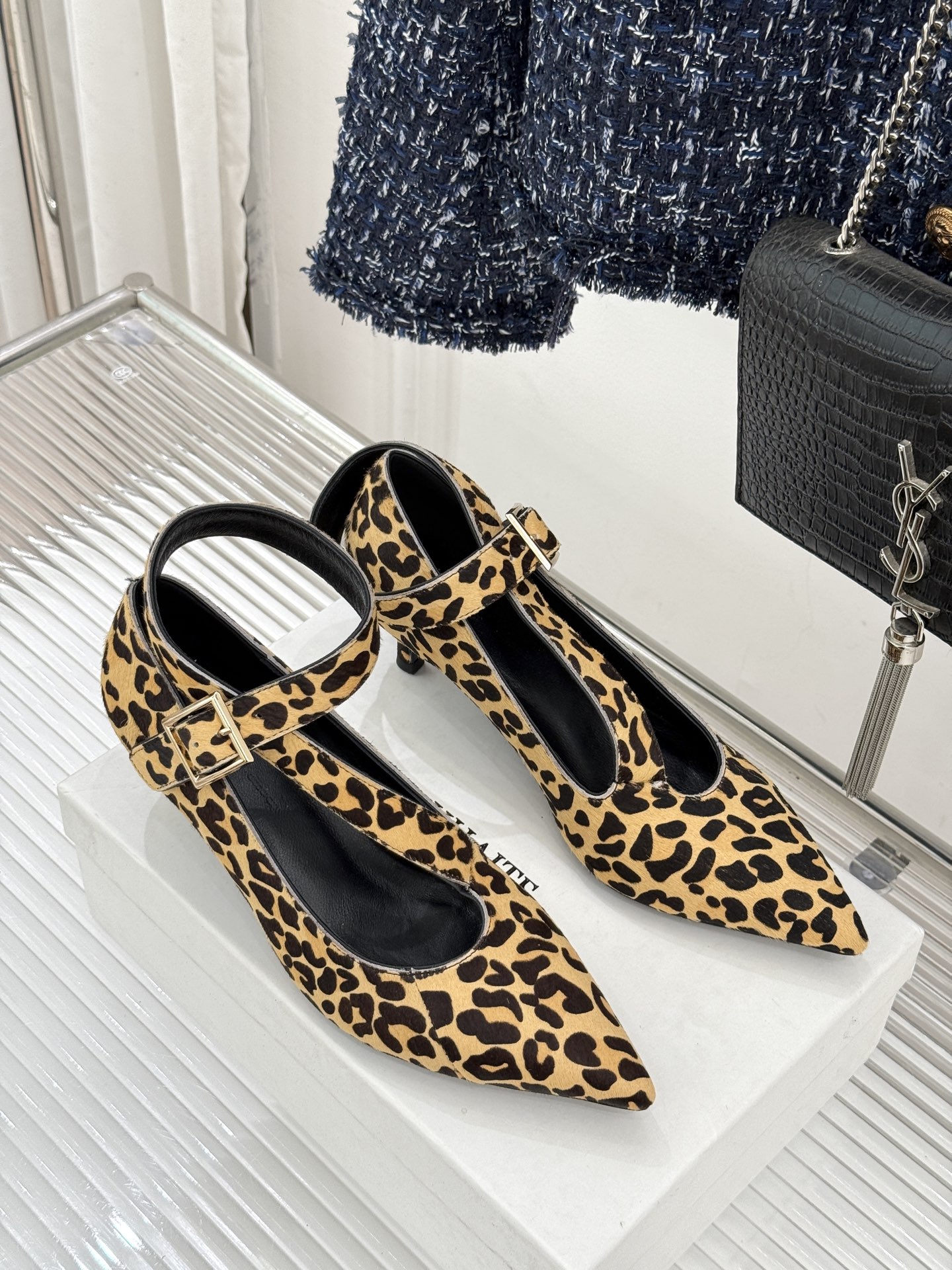 Khaite26WF新品马毛尖头猫跟单鞋以美式极简勾勒矜贵锋芒天然马毛自带细腻绒光利落尖头拉长腿部线条黄