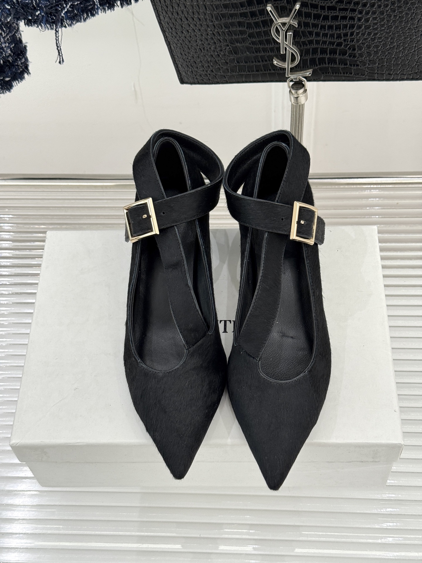 Khaite26WF新品马毛尖头猫跟单鞋以美式极简勾勒矜贵锋芒天然马毛自带细腻绒光利落尖头拉长腿部线条黄