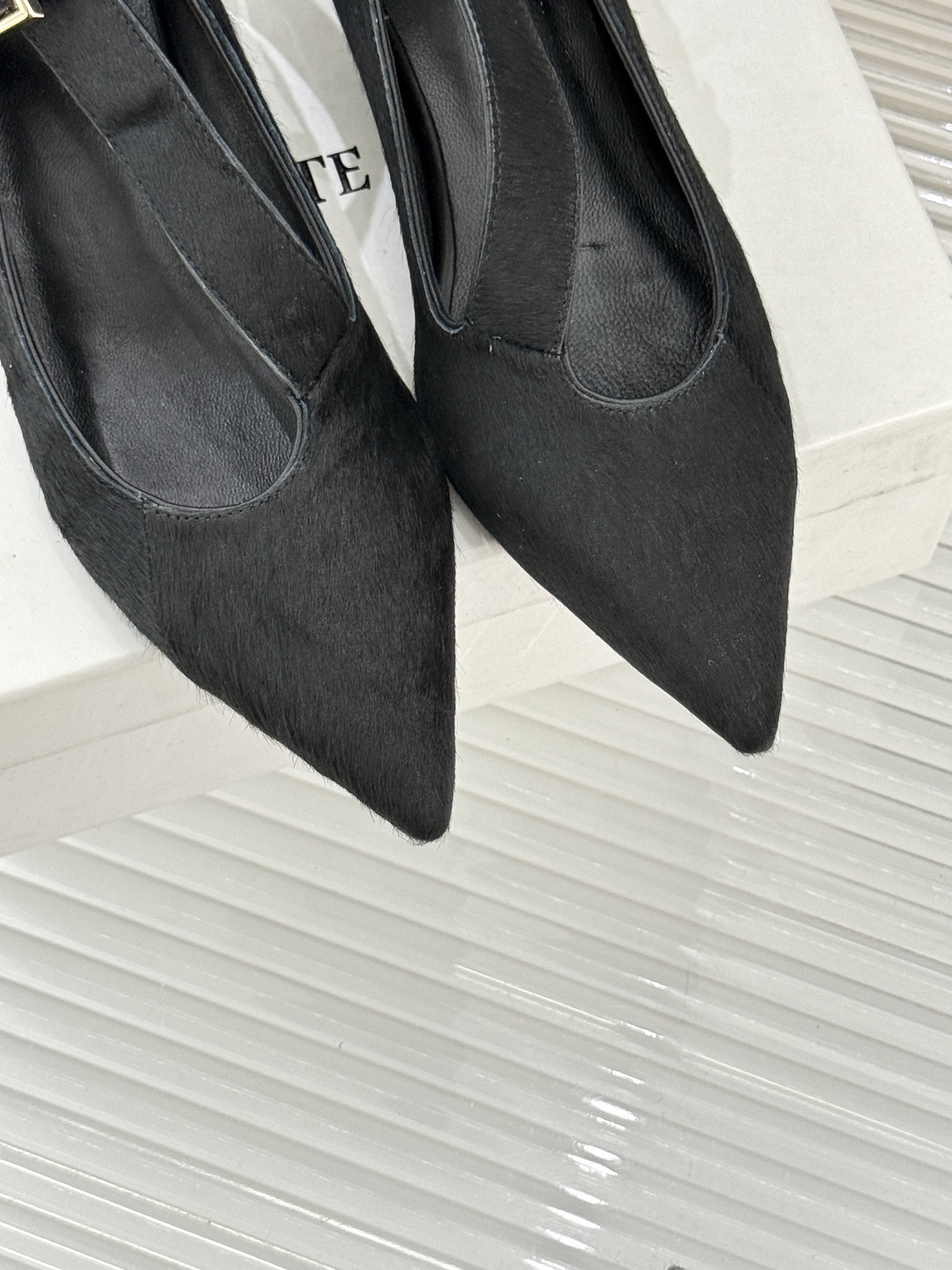 Khaite26WF新品马毛尖头猫跟单鞋以美式极简勾勒矜贵锋芒天然马毛自带细腻绒光利落尖头拉长腿部线条黄