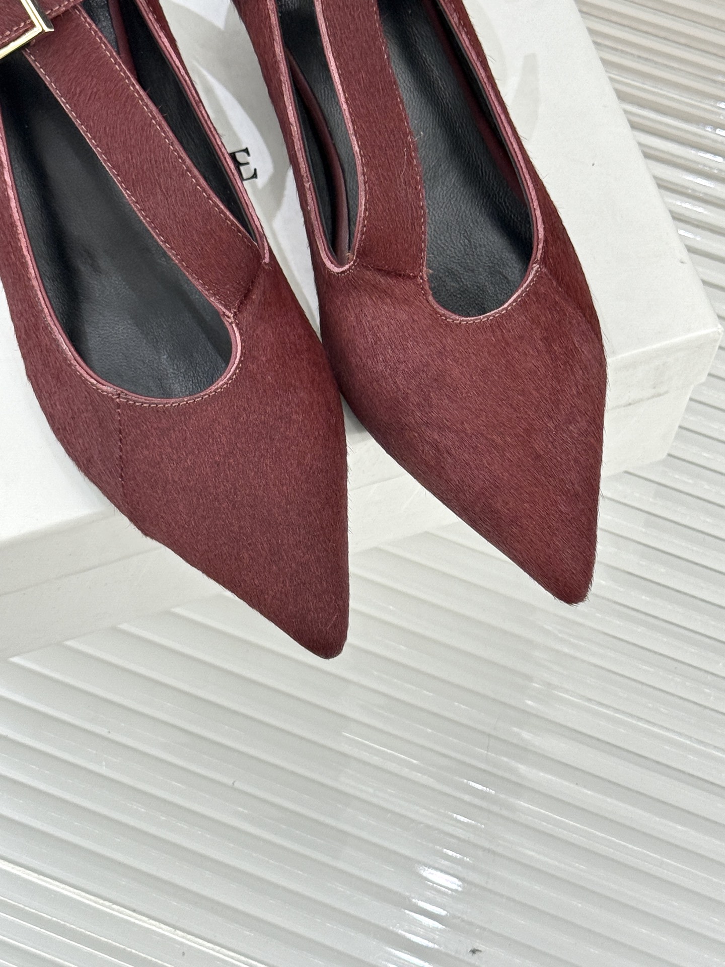 Khaite26WF新品马毛尖头猫跟单鞋以美式极简勾勒矜贵锋芒天然马毛自带细腻绒光利落尖头拉长腿部线条黄