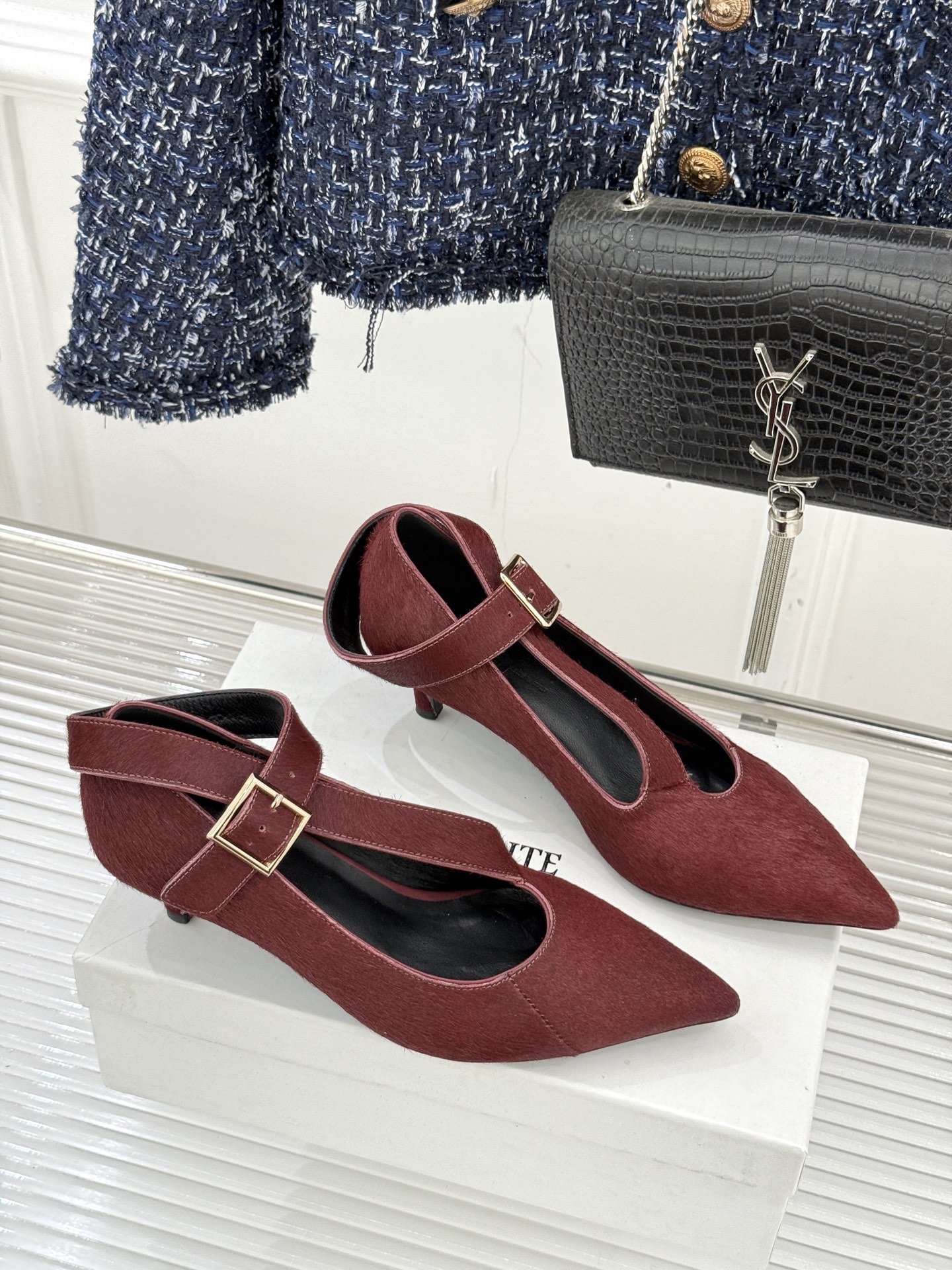 Khaite26WF新品马毛尖头猫跟单鞋以美式极简勾勒矜贵锋芒天然马毛自带细腻绒光利落尖头拉长腿部线条黄