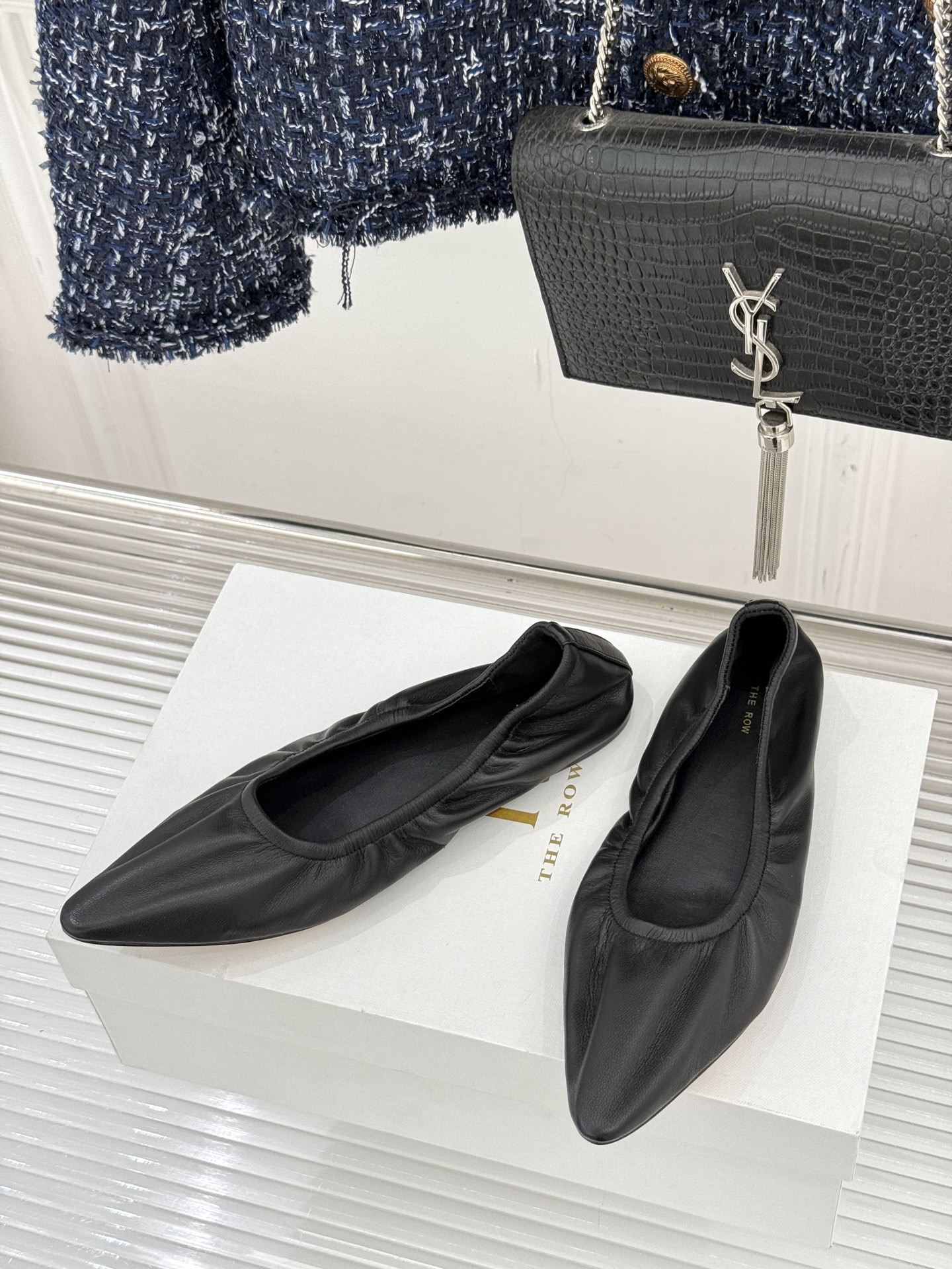 The Row26WF新品复古老钱风尖头平底奶奶鞋单鞋将品牌标志性的极简主义与复古深度融合极简没有浮夸设