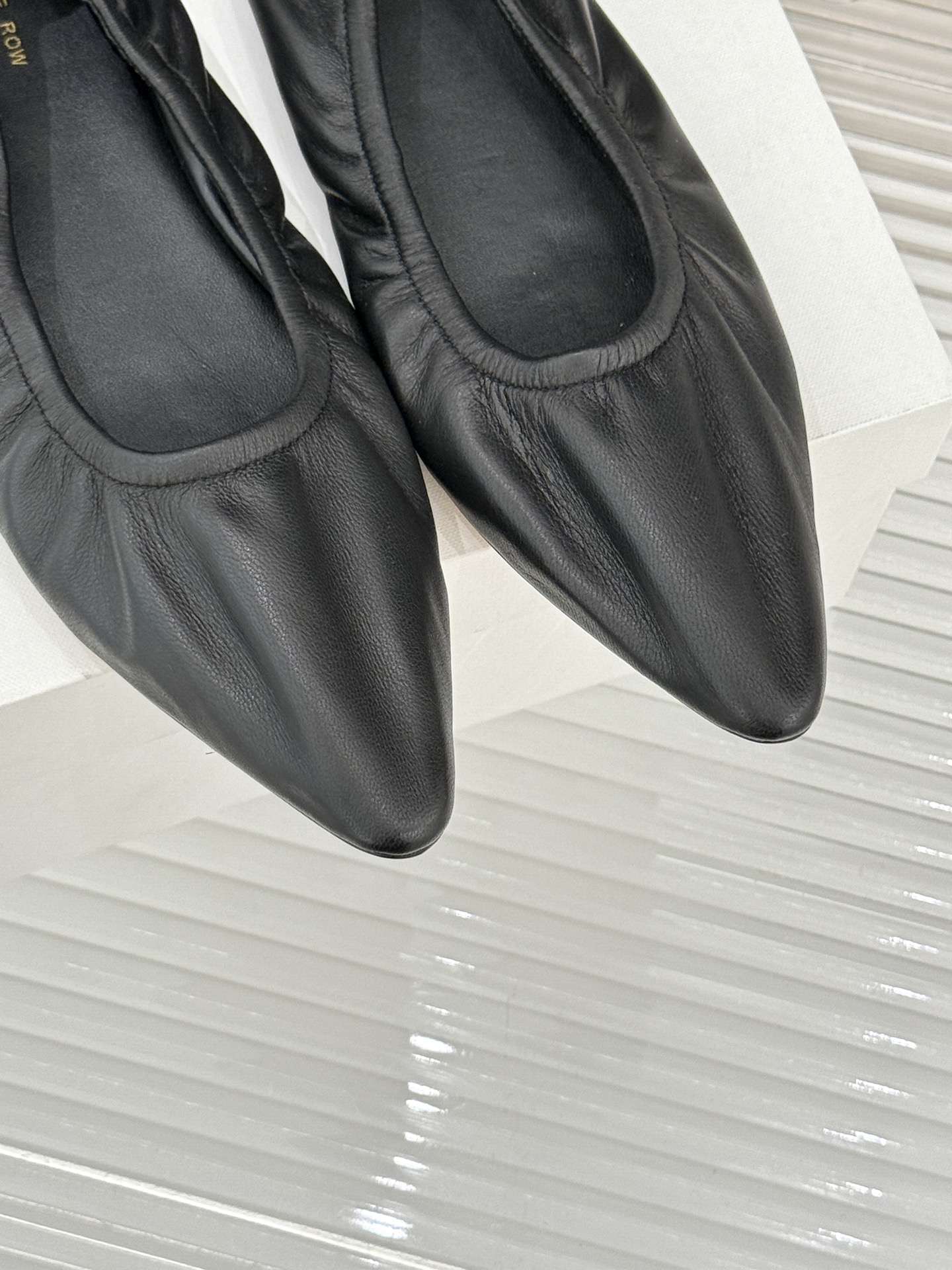 The Row26WF新品复古老钱风尖头平底奶奶鞋单鞋将品牌标志性的极简主义与复古深度融合极简没有浮夸设