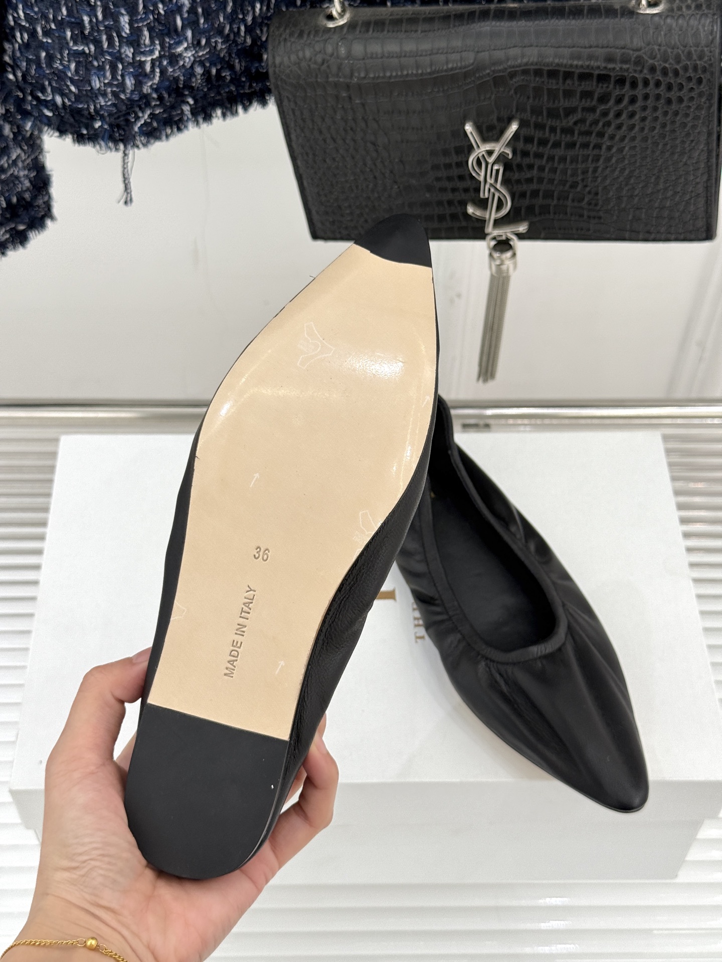 The Row26WF新品复古老钱风尖头平底奶奶鞋单鞋将品牌标志性的极简主义与复古深度融合极简没有浮夸设