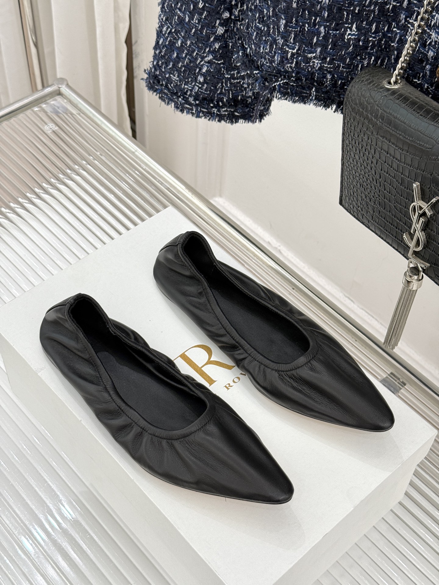 The Row26WF新品复古老钱风尖头平底奶奶鞋单鞋将品牌标志性的极简主义与复古深度融合极简没有浮夸设