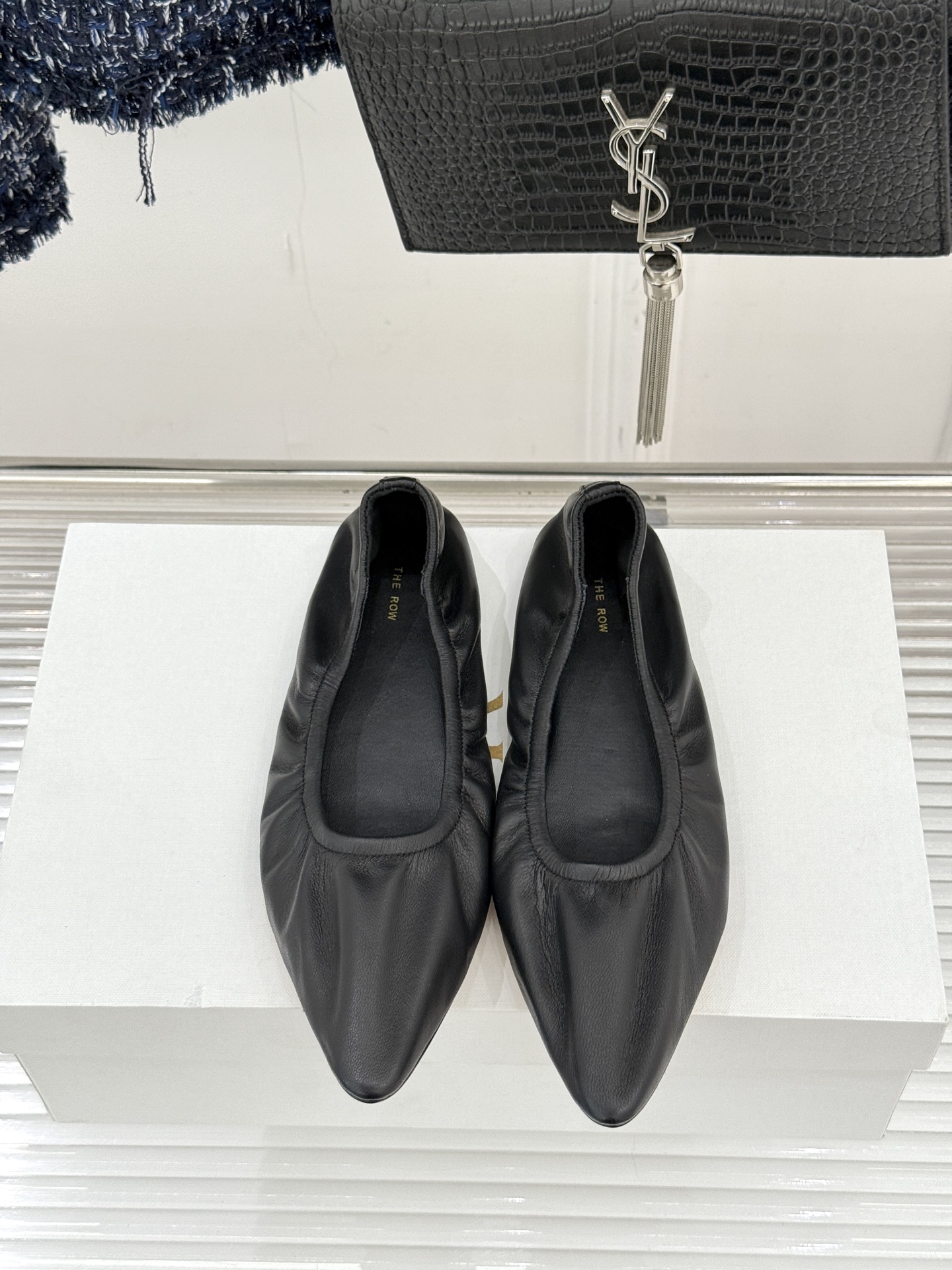 The Row26WF新品复古老钱风尖头平底奶奶鞋单鞋将品牌标志性的极简主义与复古深度融合极简没有浮夸设