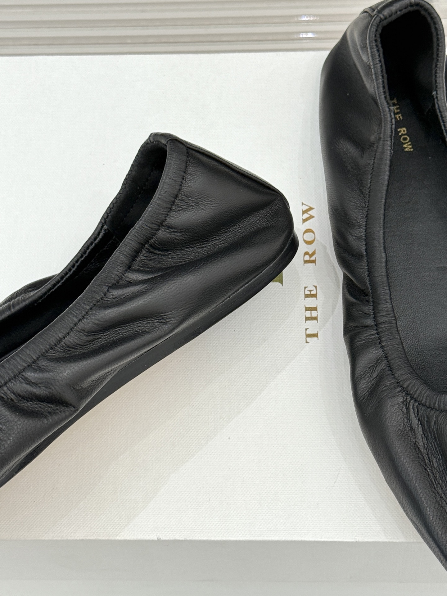 The Row26WF新品复古老钱风尖头平底奶奶鞋单鞋将品牌标志性的极简主义与复古深度融合极简没有浮夸设