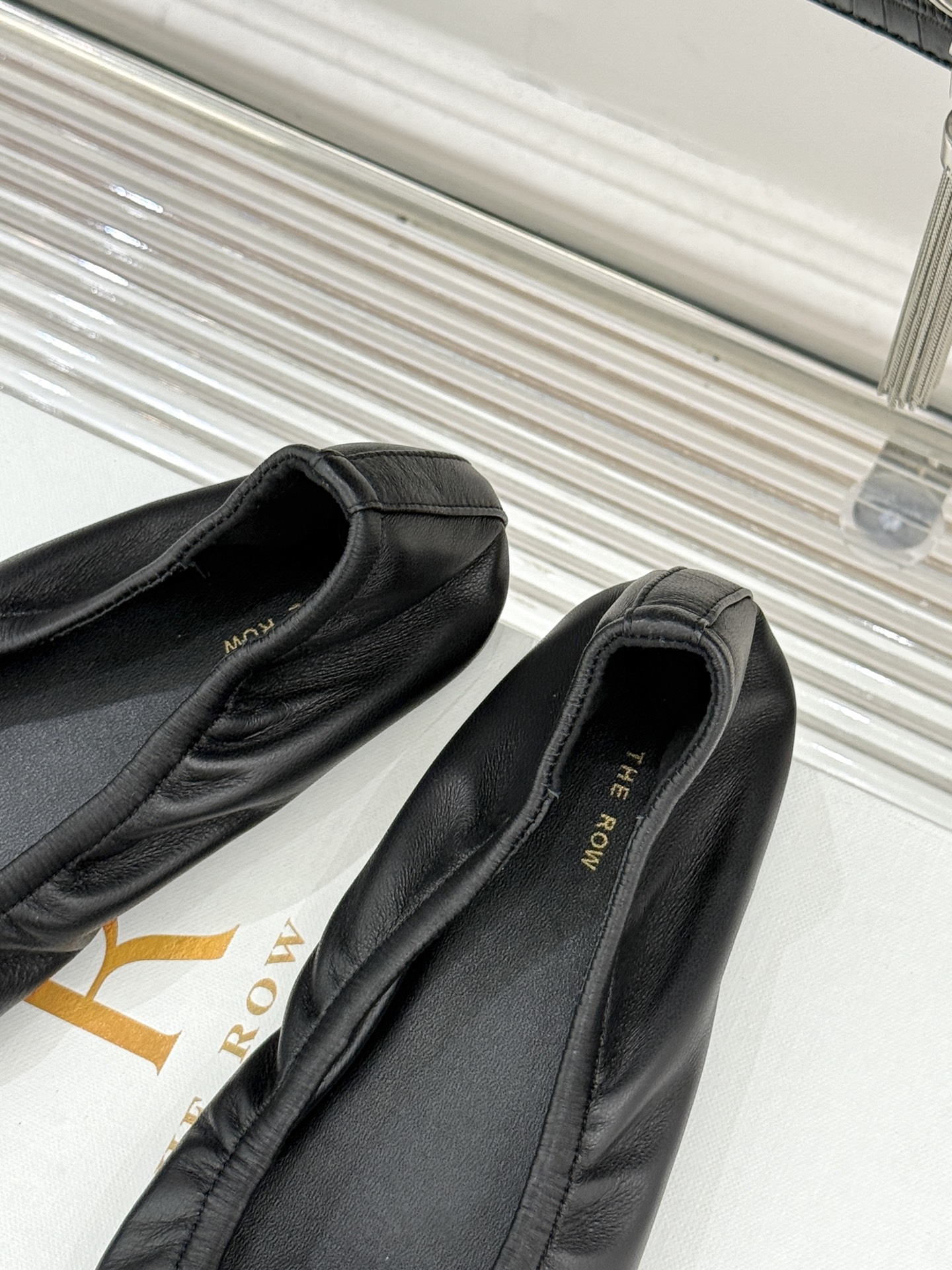 The Row26WF新品复古老钱风尖头平底奶奶鞋单鞋将品牌标志性的极简主义与复古深度融合极简没有浮夸设