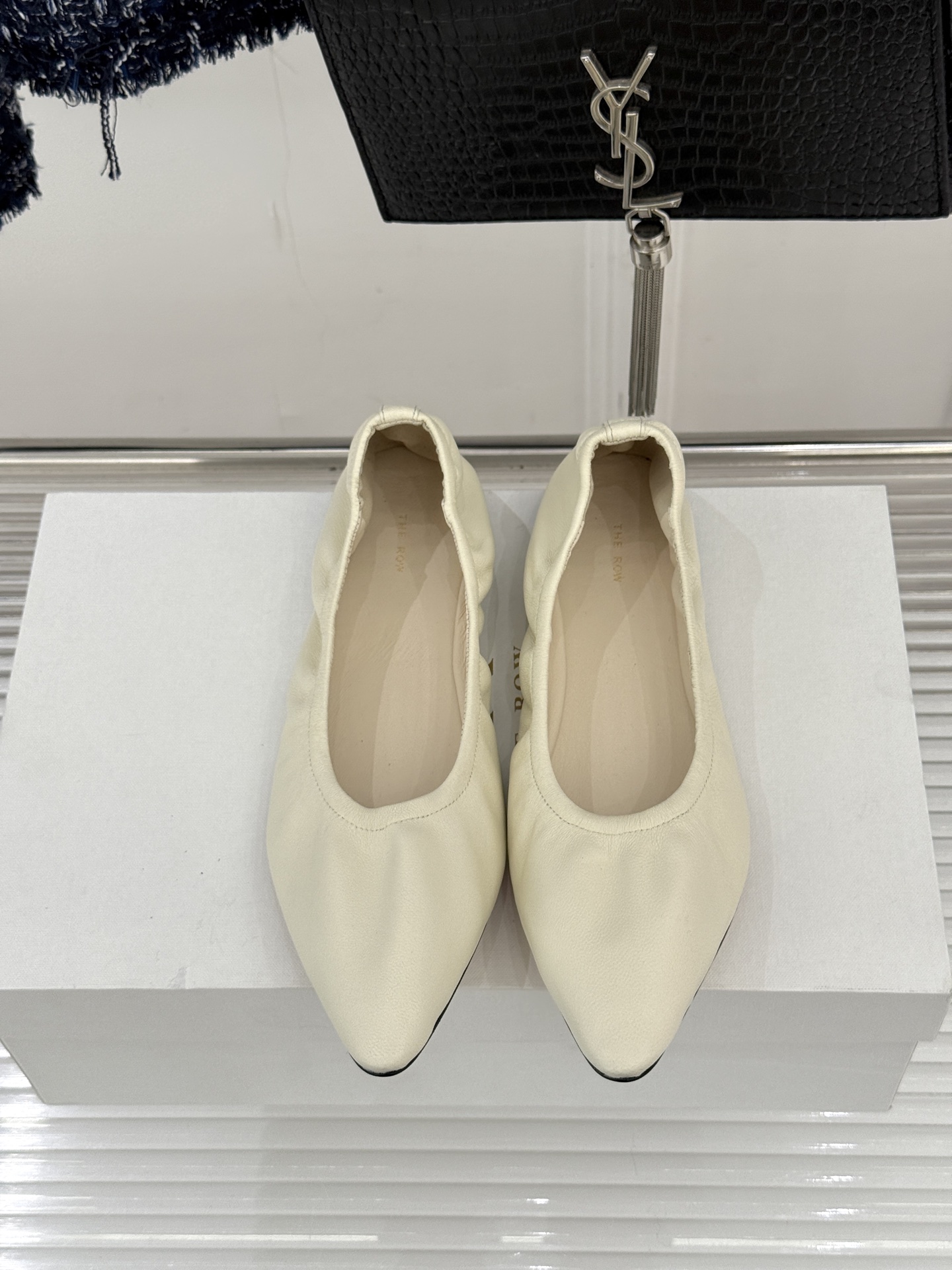 The Row26WF新品复古老钱风尖头平底奶奶鞋单鞋将品牌标志性的极简主义与复古深度融合极简没有浮夸设