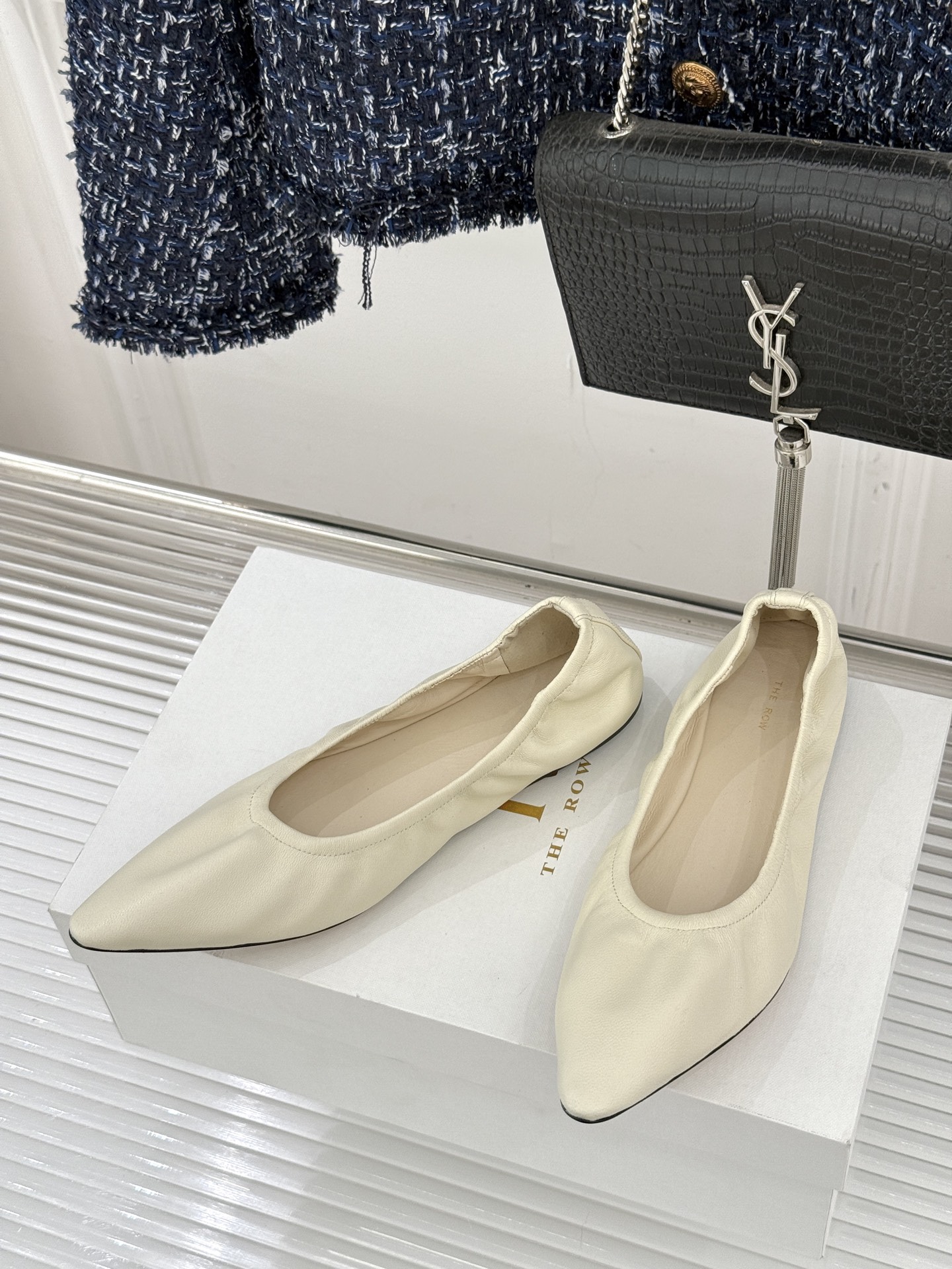 The Row26WF新品复古老钱风尖头平底奶奶鞋单鞋将品牌标志性的极简主义与复古深度融合极简没有浮夸设