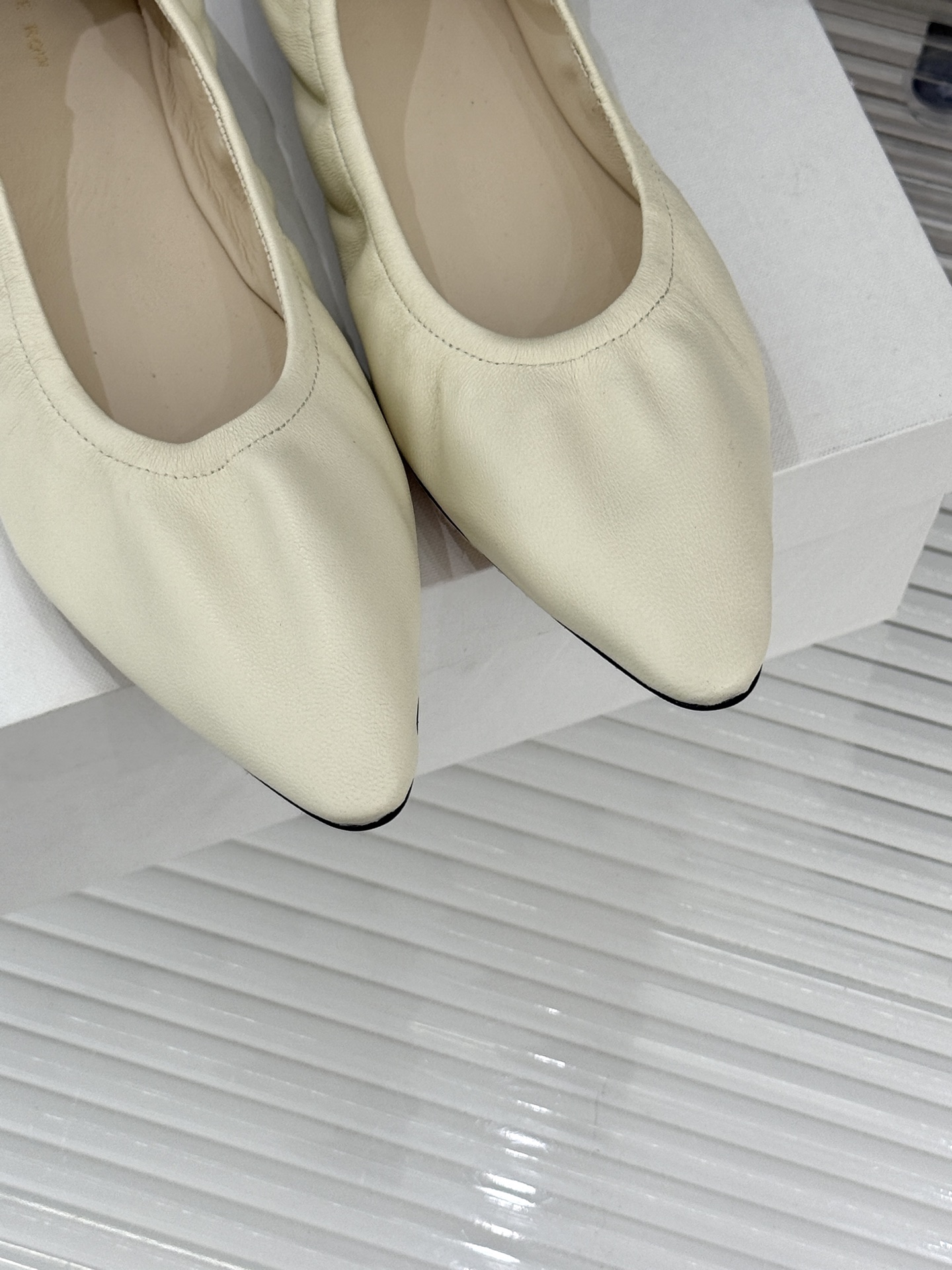 The Row26WF新品复古老钱风尖头平底奶奶鞋单鞋将品牌标志性的极简主义与复古深度融合极简没有浮夸设