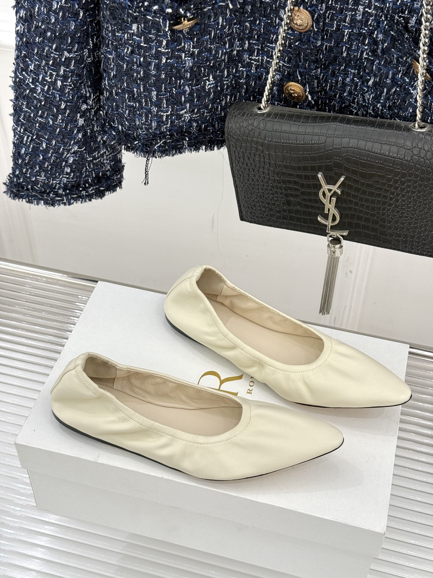 The Row26WF新品复古老钱风尖头平底奶奶鞋单鞋将品牌标志性的极简主义与复古深度融合极简没有浮夸设