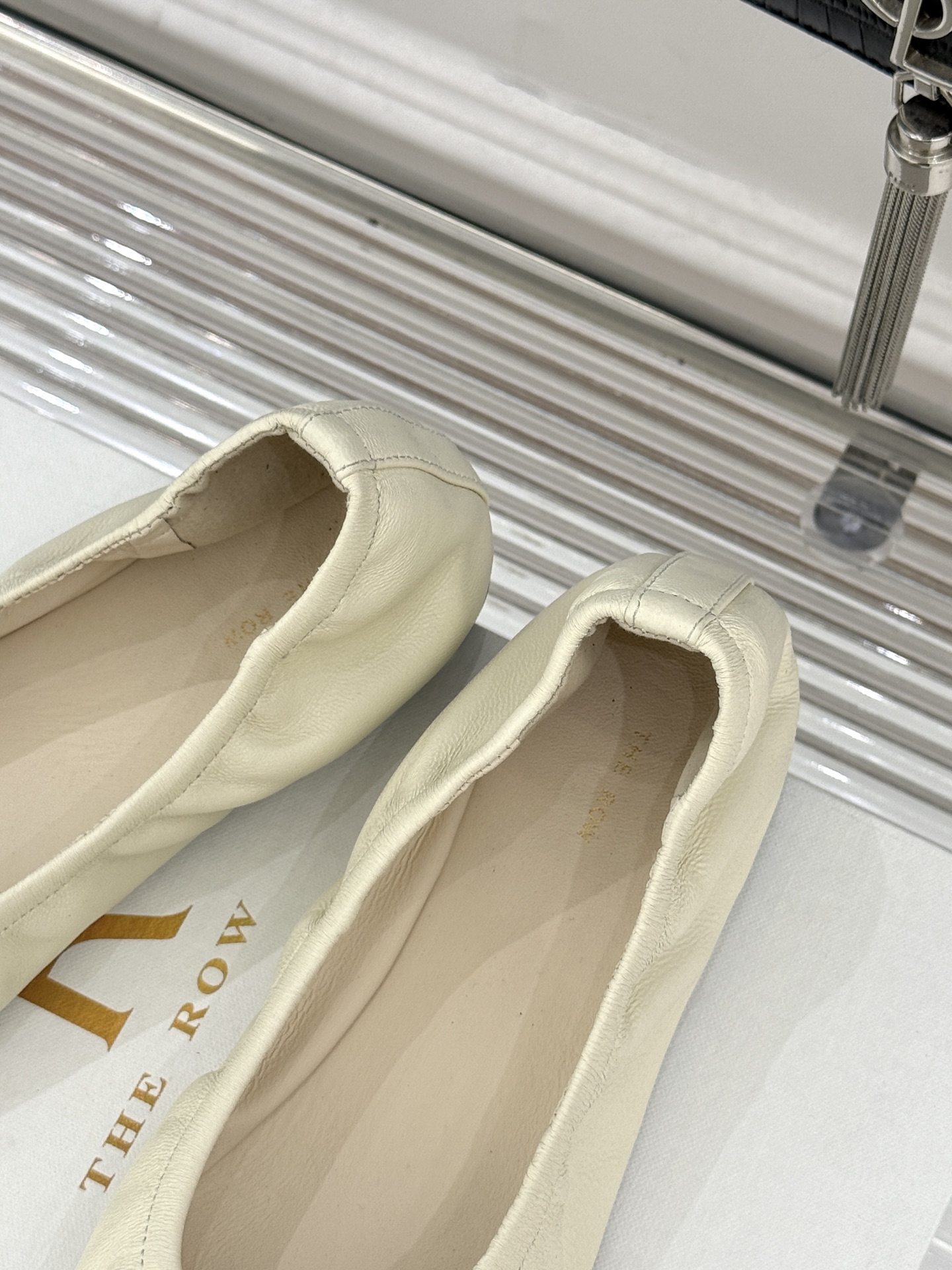 The Row26WF新品复古老钱风尖头平底奶奶鞋单鞋将品牌标志性的极简主义与复古深度融合极简没有浮夸设