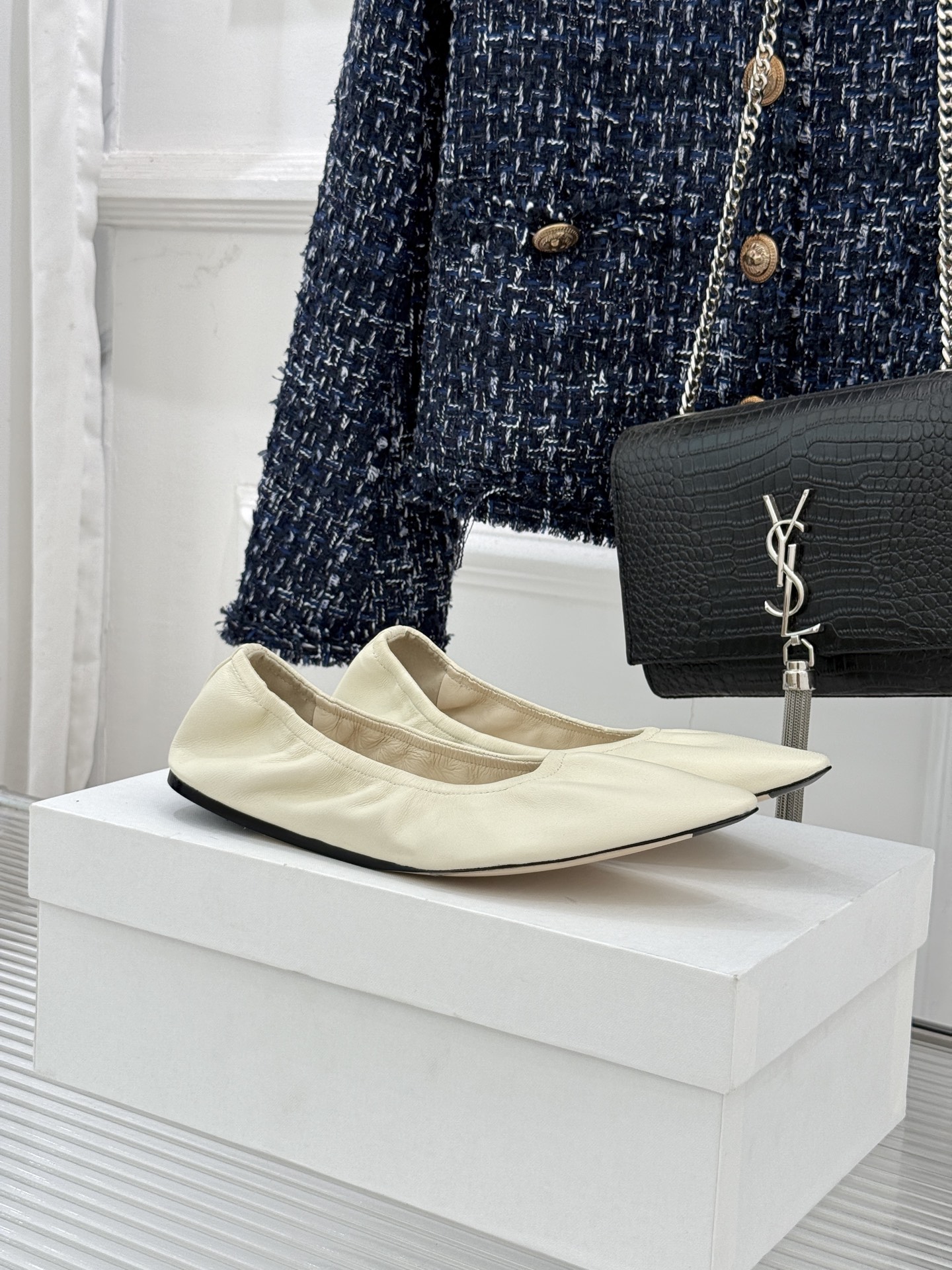 The Row26WF新品复古老钱风尖头平底奶奶鞋单鞋将品牌标志性的极简主义与复古深度融合极简没有浮夸设