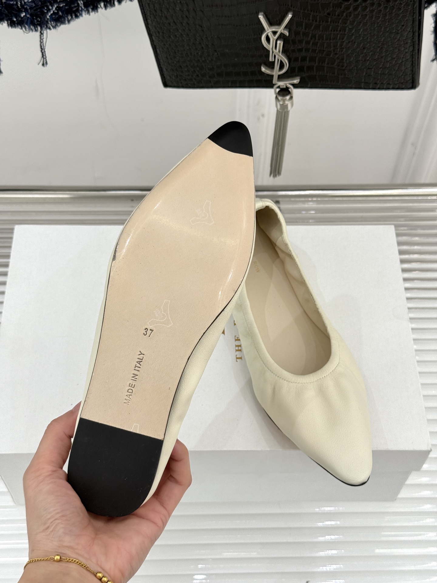 The Row26WF新品复古老钱风尖头平底奶奶鞋单鞋将品牌标志性的极简主义与复古深度融合极简没有浮夸设