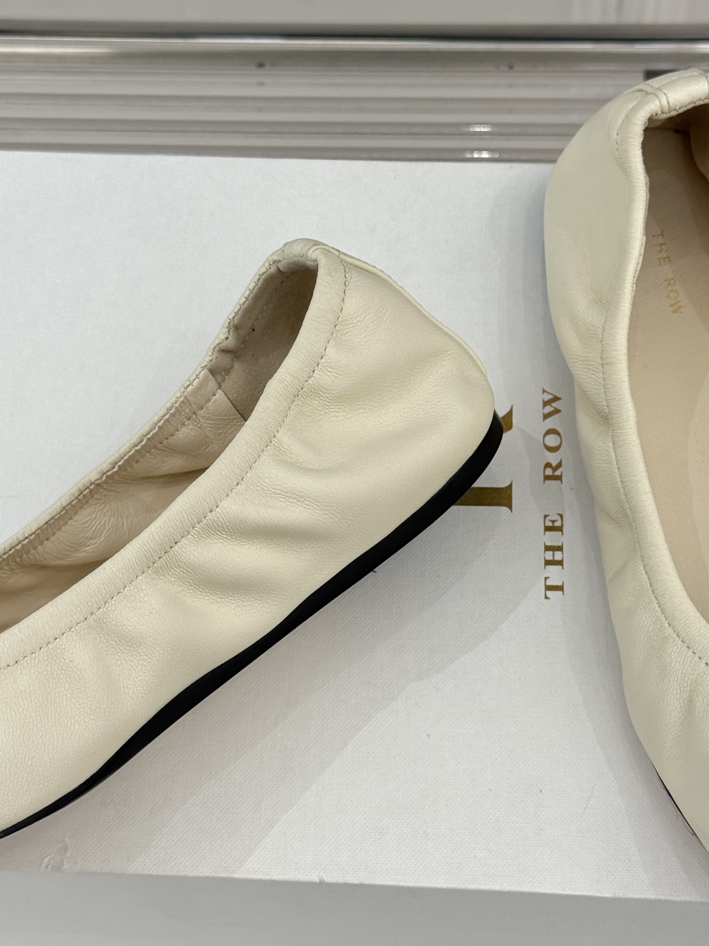 The Row26WF新品复古老钱风尖头平底奶奶鞋单鞋将品牌标志性的极简主义与复古深度融合极简没有浮夸设