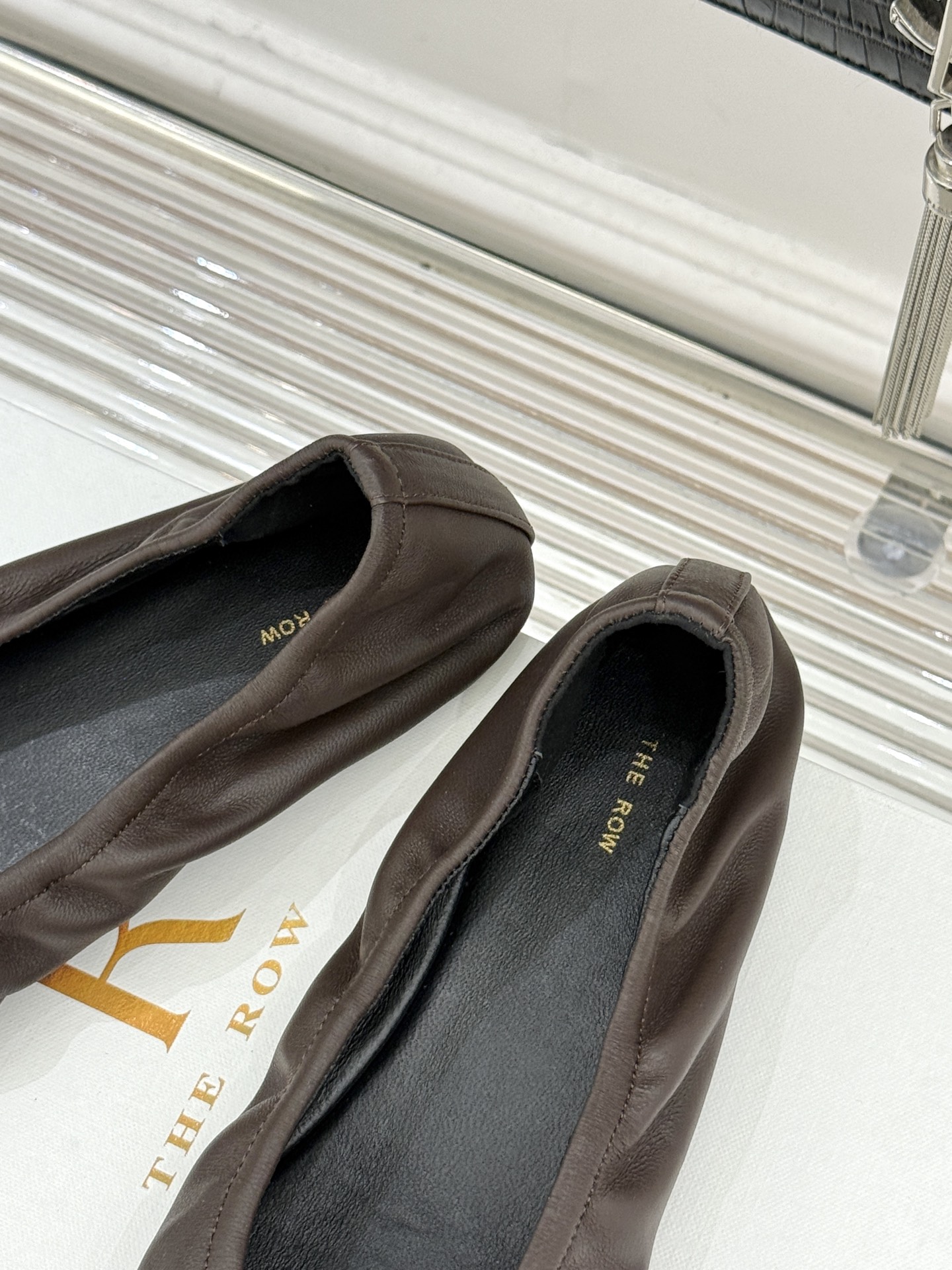 The Row26WF新品复古老钱风尖头平底奶奶鞋单鞋将品牌标志性的极简主义与复古深度融合极简没有浮夸设