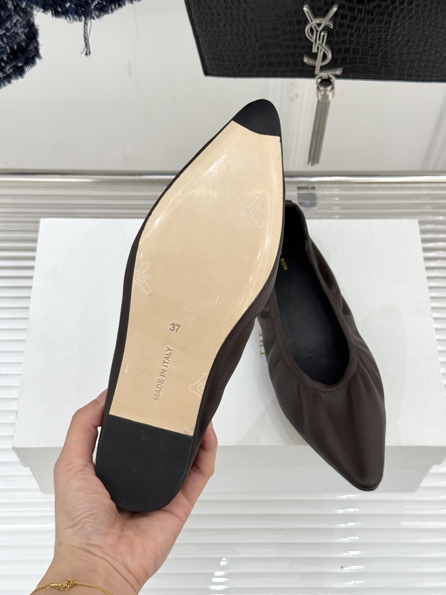 The Row26WF新品复古老钱风尖头平底奶奶鞋单鞋将品牌标志性的极简主义与复古深度融合极简没有浮夸设