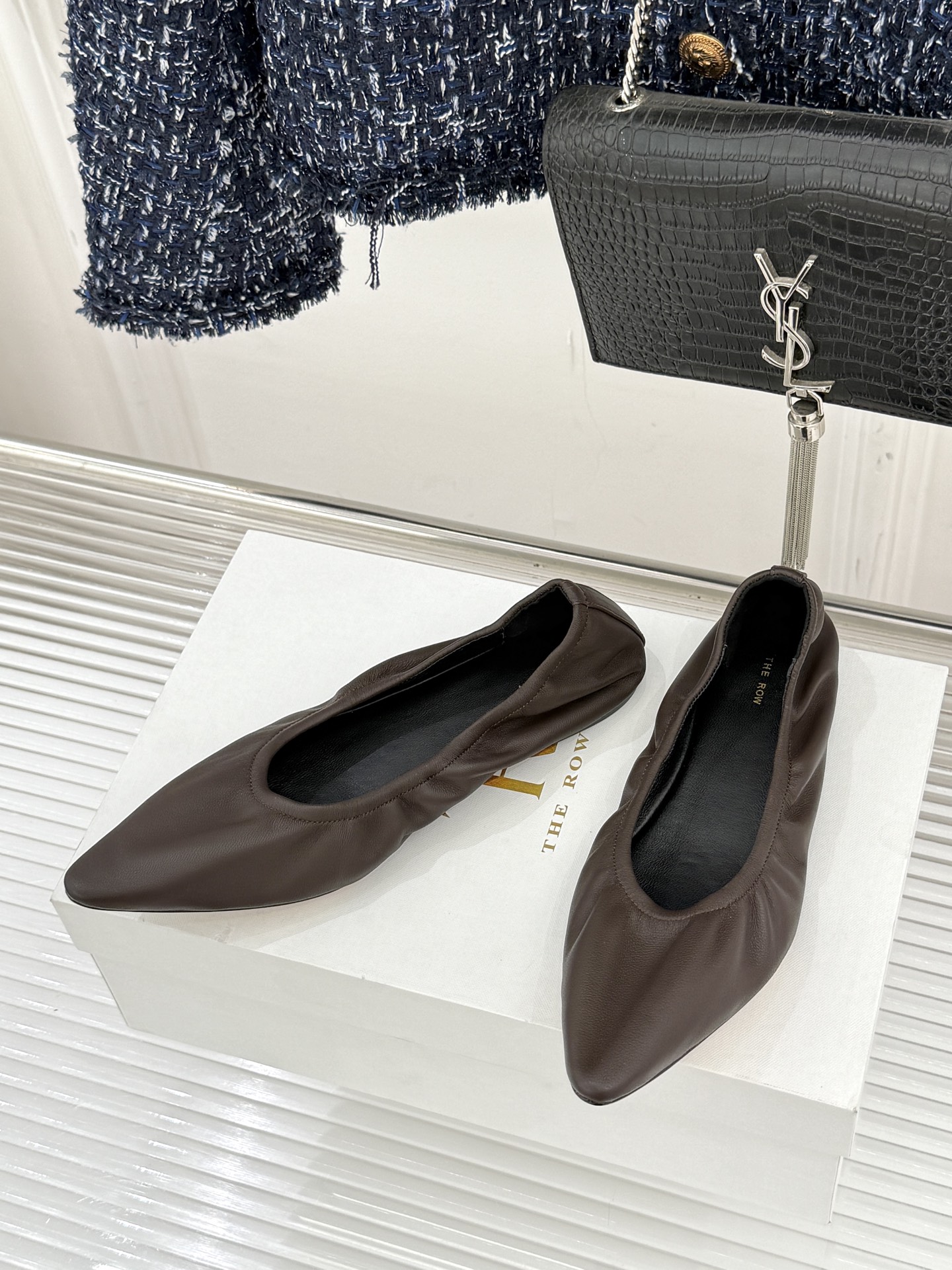 The Row26WF新品复古老钱风尖头平底奶奶鞋单鞋将品牌标志性的极简主义与复古深度融合极简没有浮夸设