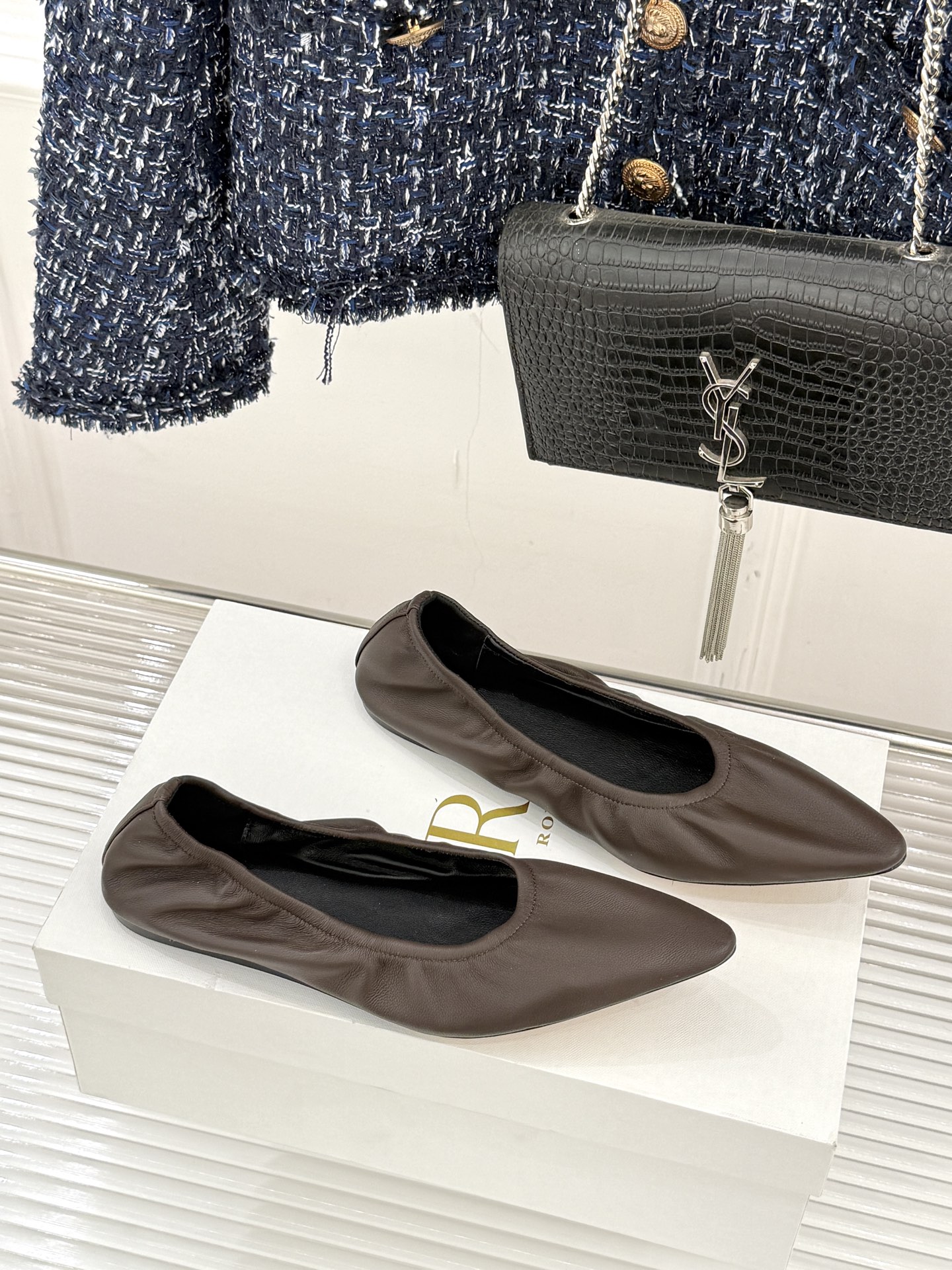 The Row26WF新品复古老钱风尖头平底奶奶鞋单鞋将品牌标志性的极简主义与复古深度融合极简没有浮夸设